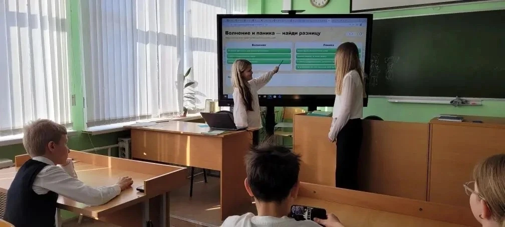 🇷🇺 Традиционно учебная неделя началась с торжественной линейки, поднятия флага и исполнения гимна Ро