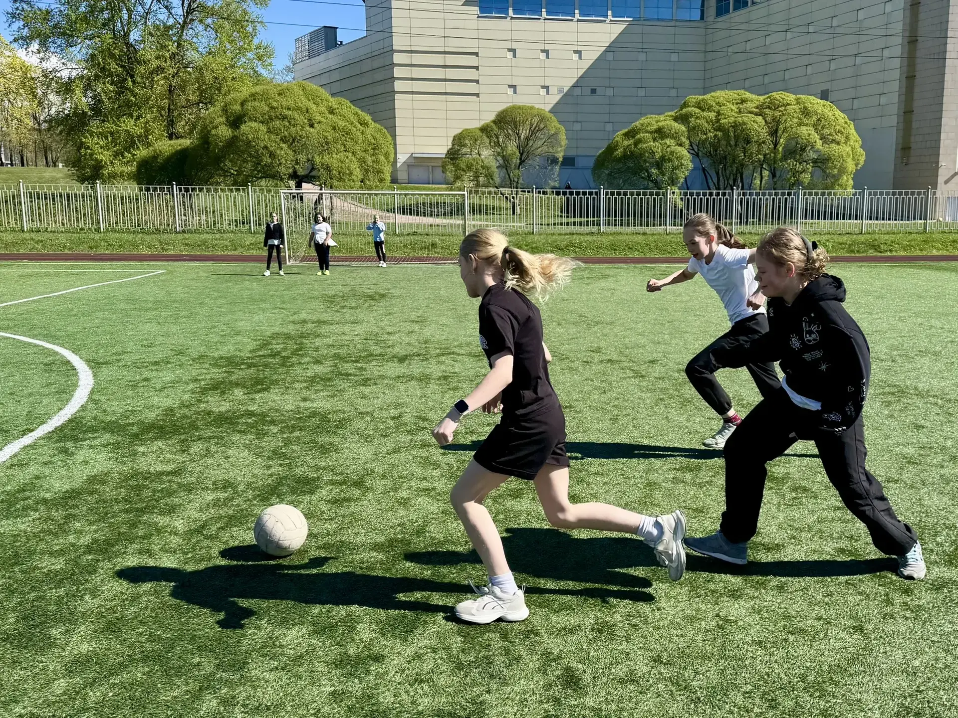 ⚽ ФУТБОЛ, АЗАРТ И ДВА ЧЕТВЕРТЫХ КЛАССА   На футбольном поле встретились два четвёртых класса — 4.2 и