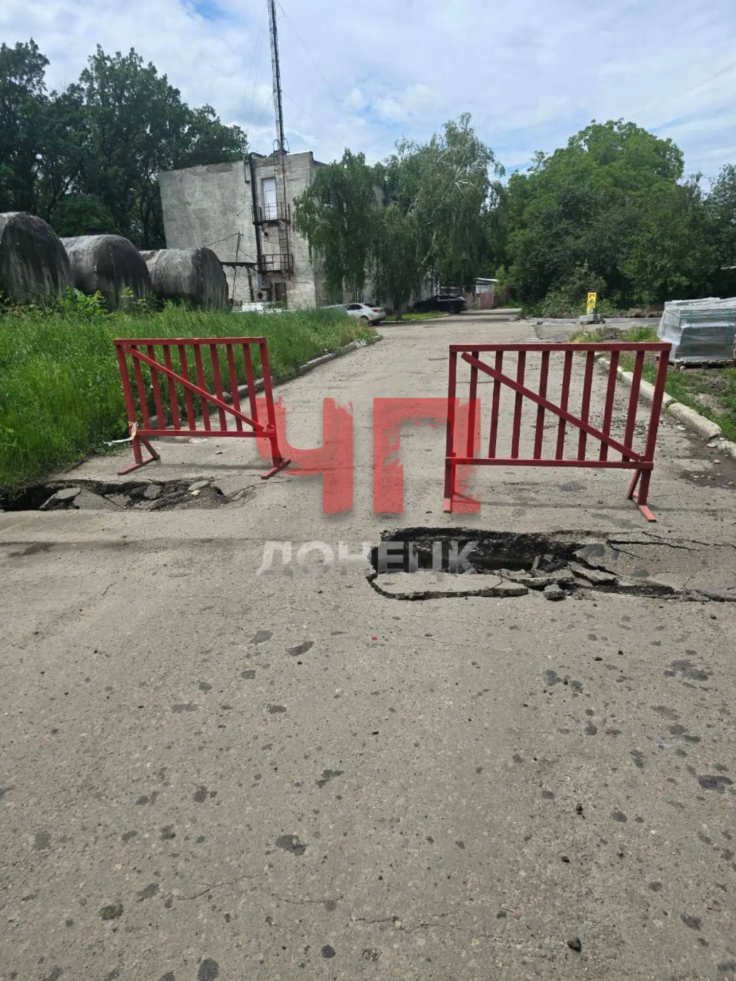 Более месяца жители микрорайона Зорька в Ясиноватой не могут добиться ремонта опасного ...