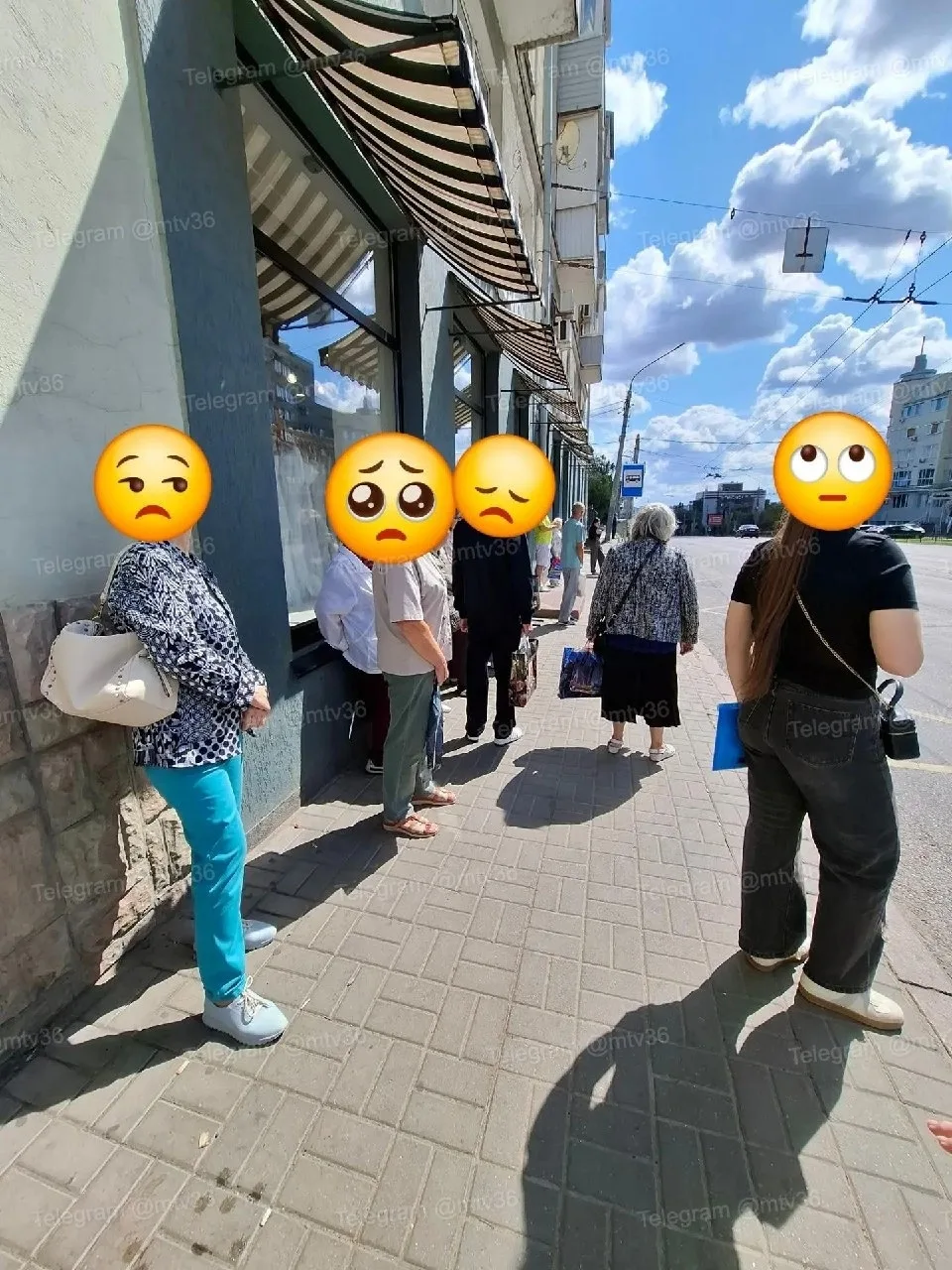 🫠 Воронежцам приходится ждать транспорт прямо под палящим солнцем на остановке «Манежн...