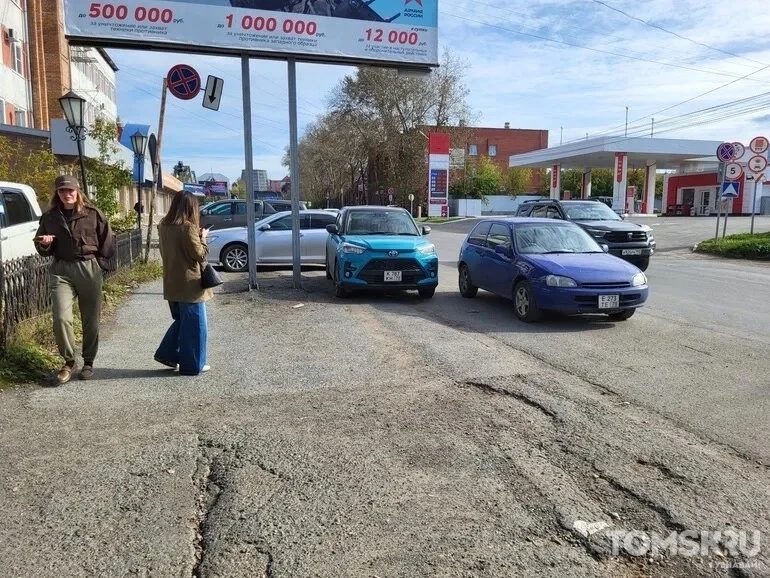 🚙 Мастера томской парковки: закрытый проезд или занятая остановка