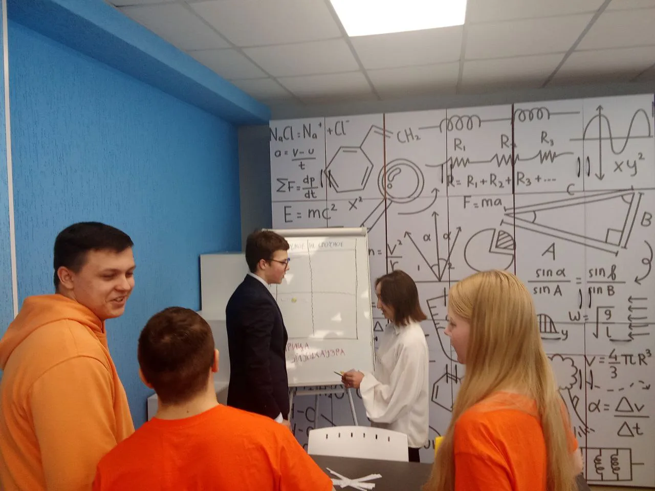 ДЕНЬ ОТКРЫТЫХ ДВЕРЕЙ В «ФОСАГРО- ШКОЛЕ»  Сегодня наша школа распахнула двери для будущих десятикласс