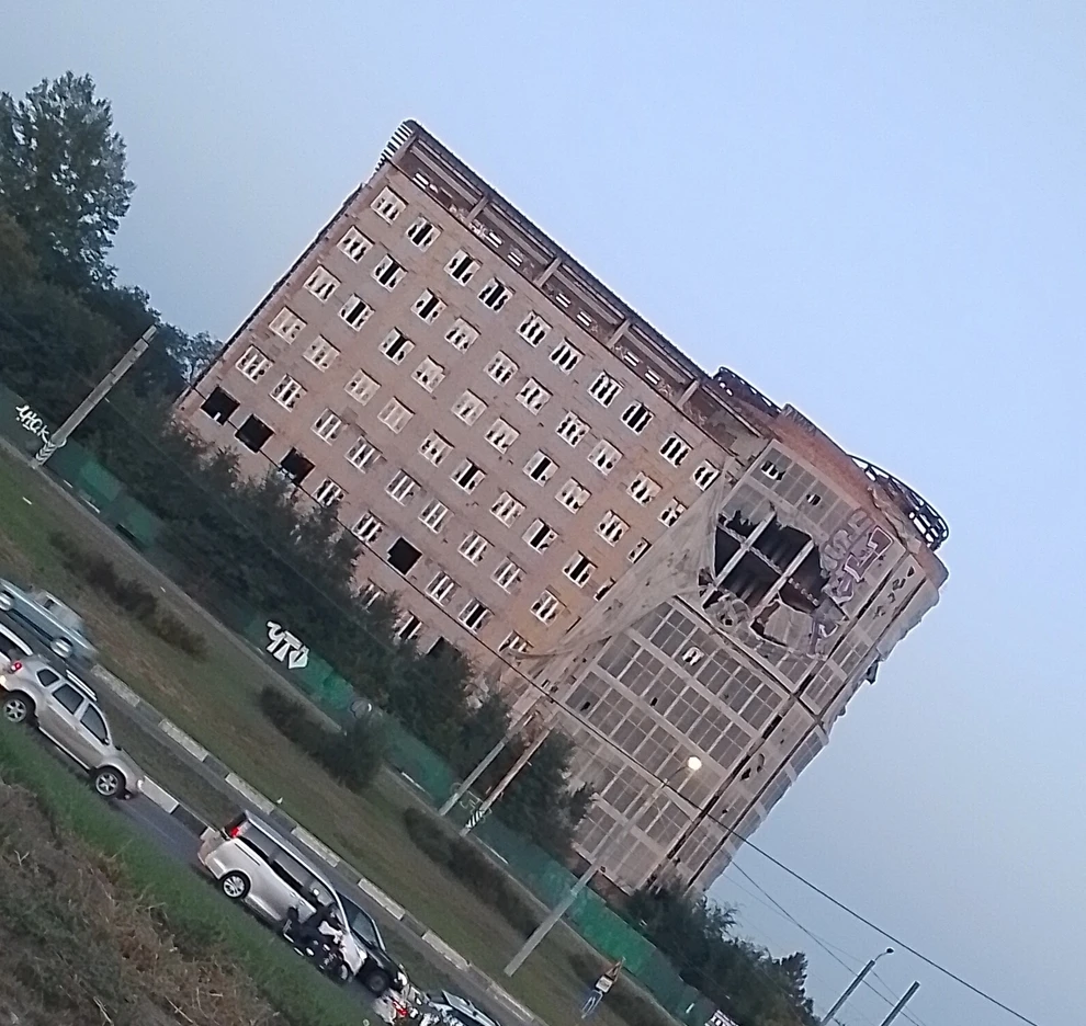 Вот такое "красивое " здание (окна выбитые, сетка разорванная) практически рядом с Арен...