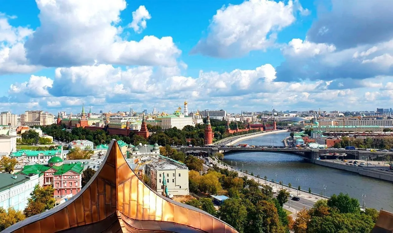 🖇ТОП-5 мест, откуда открываются лучшие виды на Москву

1⃣Смотровая площадка храма Христа Спасителя,