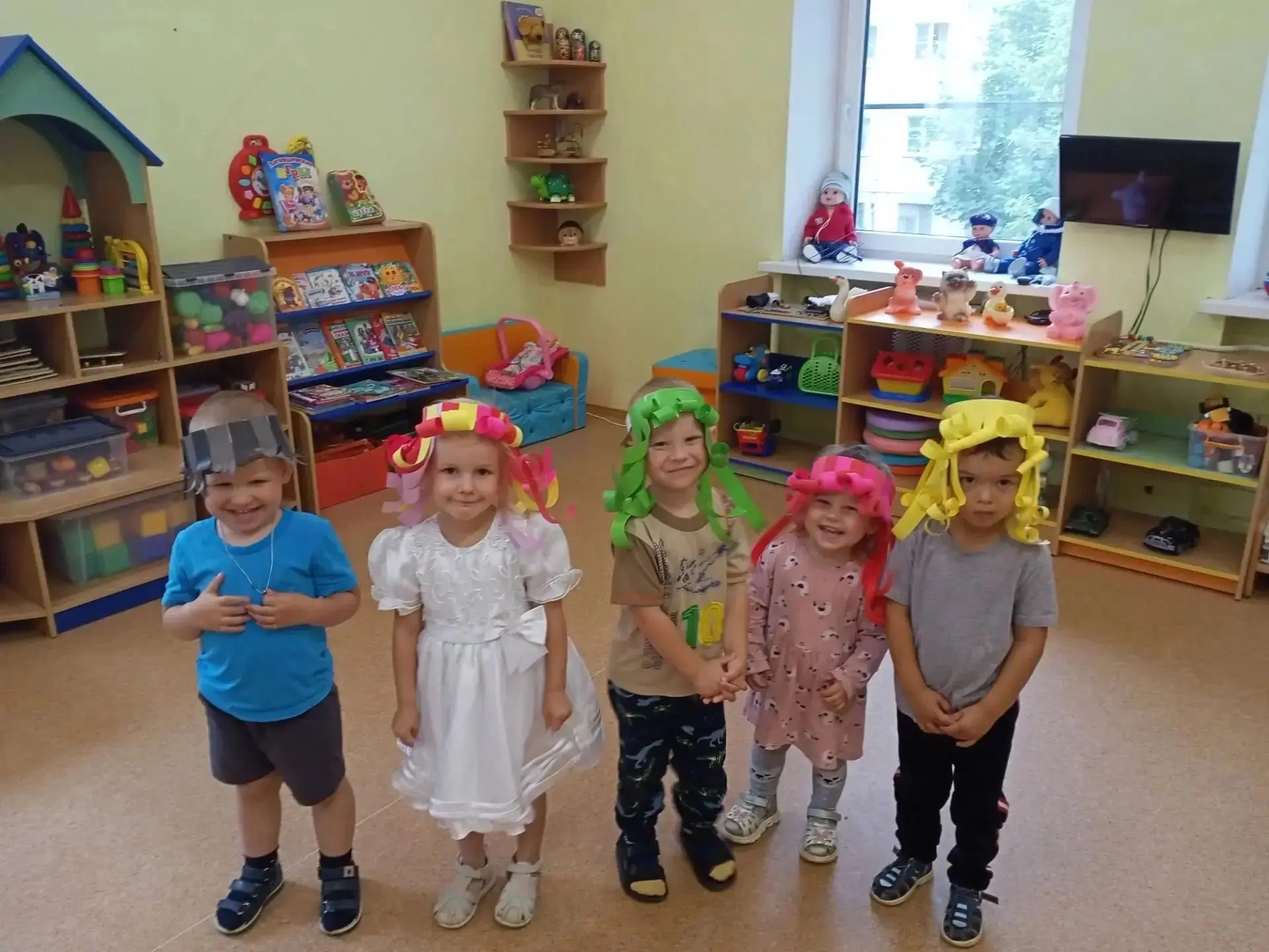 Сегодня чудесный день причёсок! Посмотрите, какие нарядные и аккуратные наши малыши!