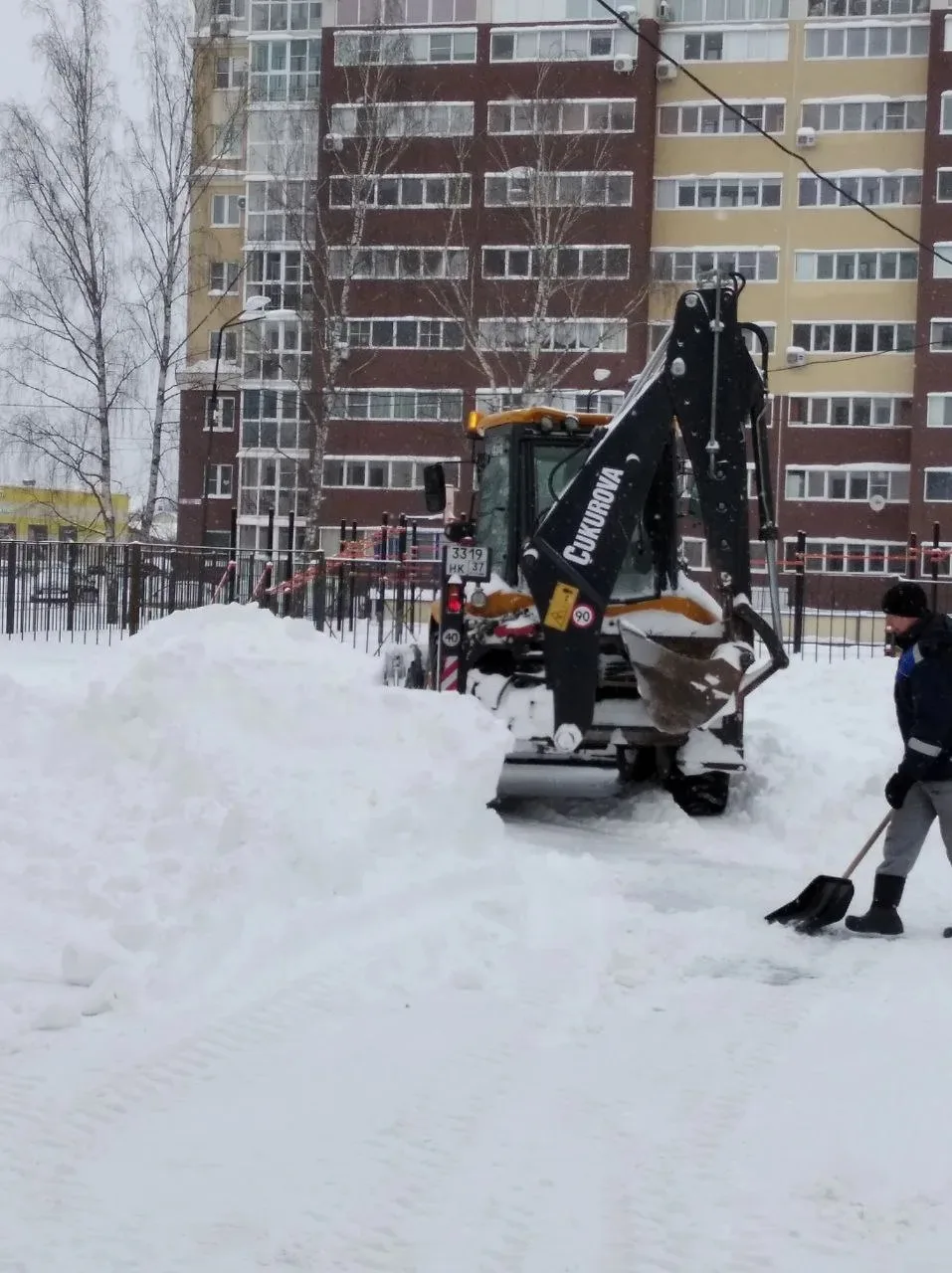 Зима в этом году выдалась снежная. На крышах зданий большое скопление снега и наледи.  Образовательн