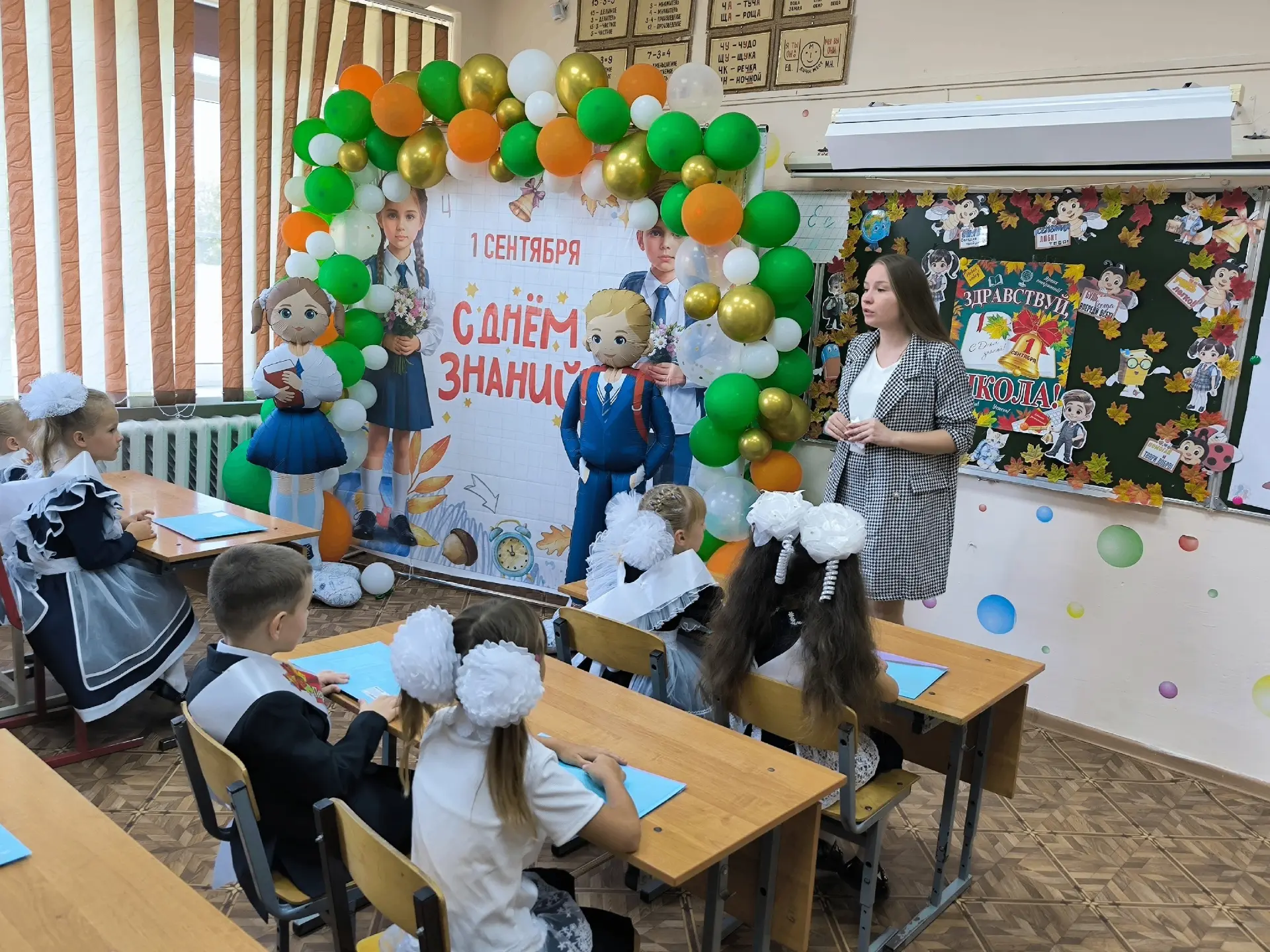1 сентября к нашим первоклассникам на классный час в гости приходила советник директора...