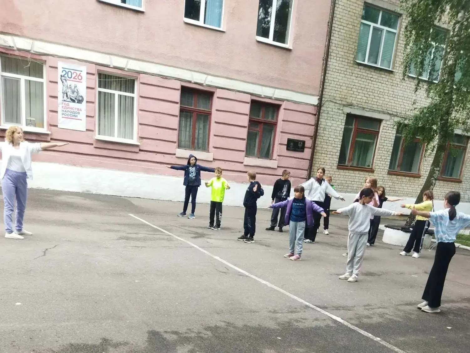 "День здоровья" в лагере "Солнышко" по традиции  начался с утренней зарядки и пробежки на свежем воз