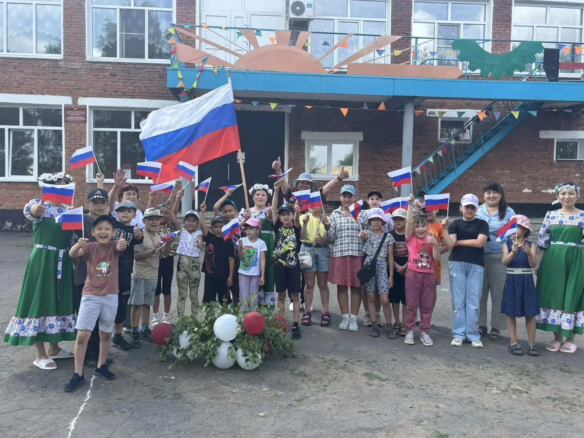 День России — это главный государственный праздник страны, ежегодно отмечаемый 12 июня. Он символизи
