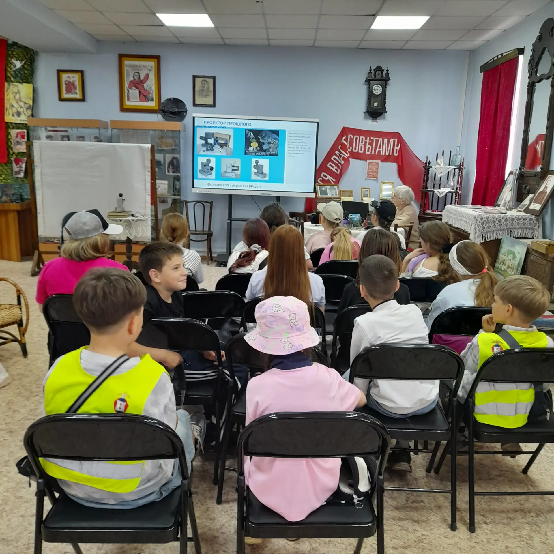 «Окно в сказочный мир: советские фильмоскопы».Познавательный час в музее
Летние дни в музее продолжа