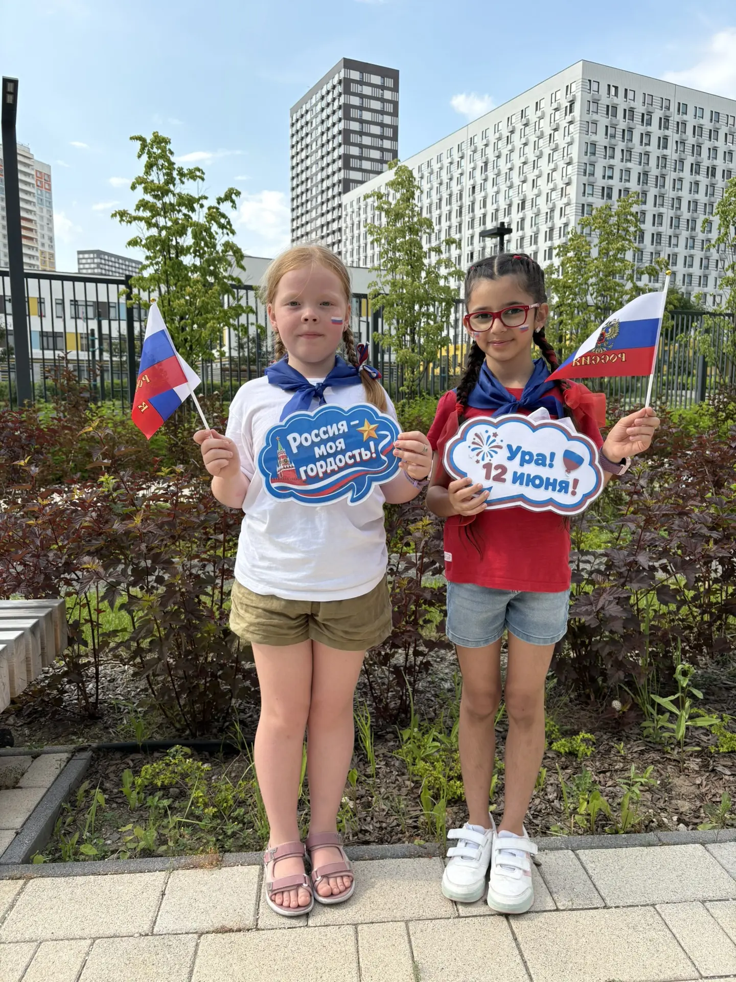 🇷🇺 «Смайлики» с душой к России. 
☀️ Бодрая зарядка + торжественное поднятие флага = патриотичный н
