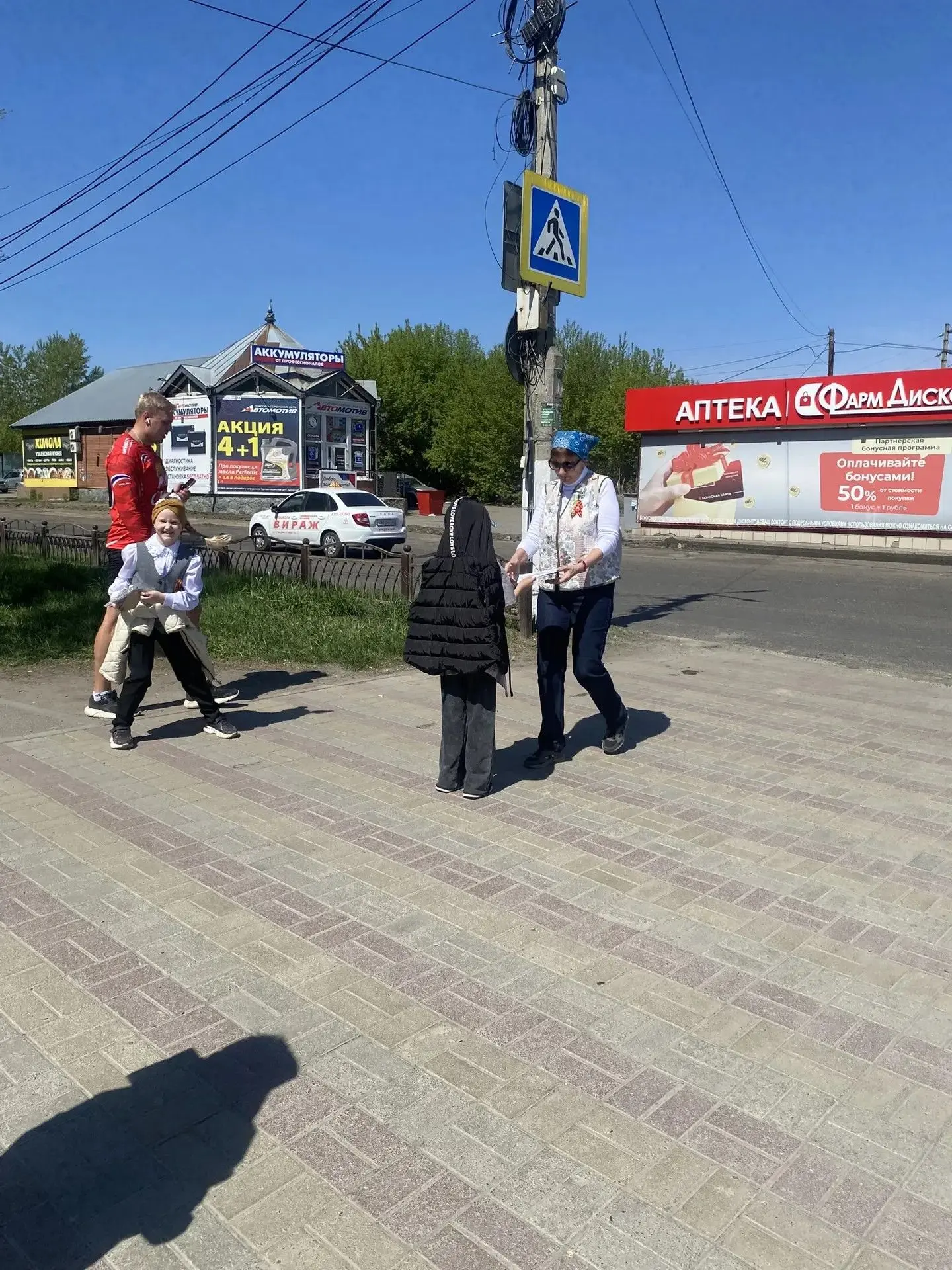 🇷🇺 Ученики младших классов вышли на прогулку с самой важной миссией — дарить тепло и память. Ребята 