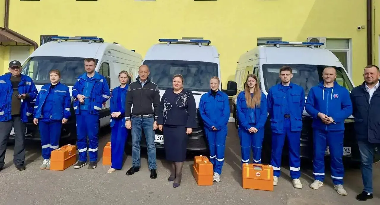 Калужской скорой помощи передали три новых автомобиля. Об этом в пятницу, 2 октября, со...