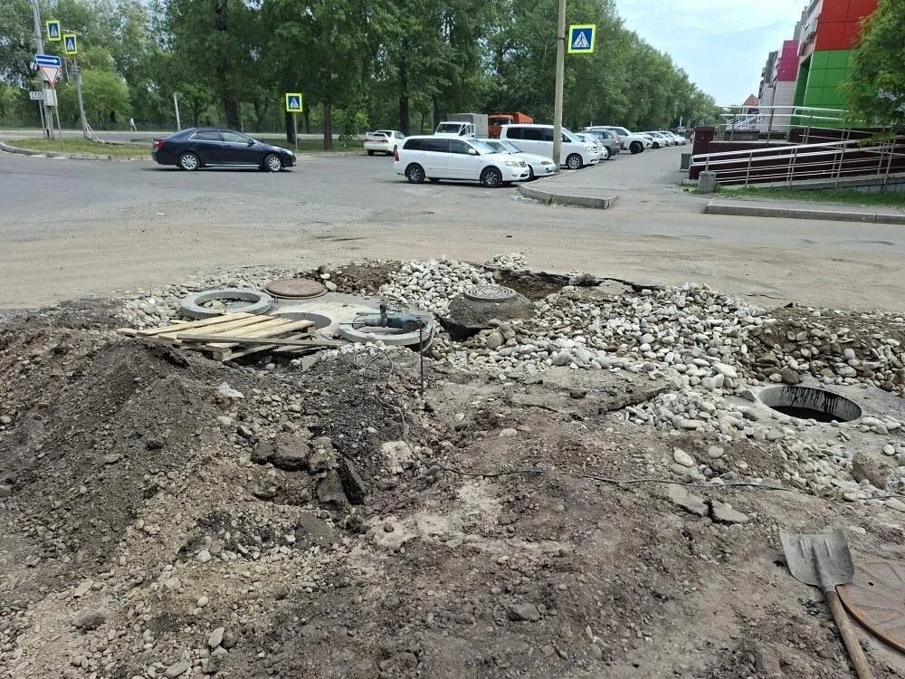 👷Возле торгового цента «Преображенский» приступили к оборудованию ливневки.

Устройство 🛠дождеприе