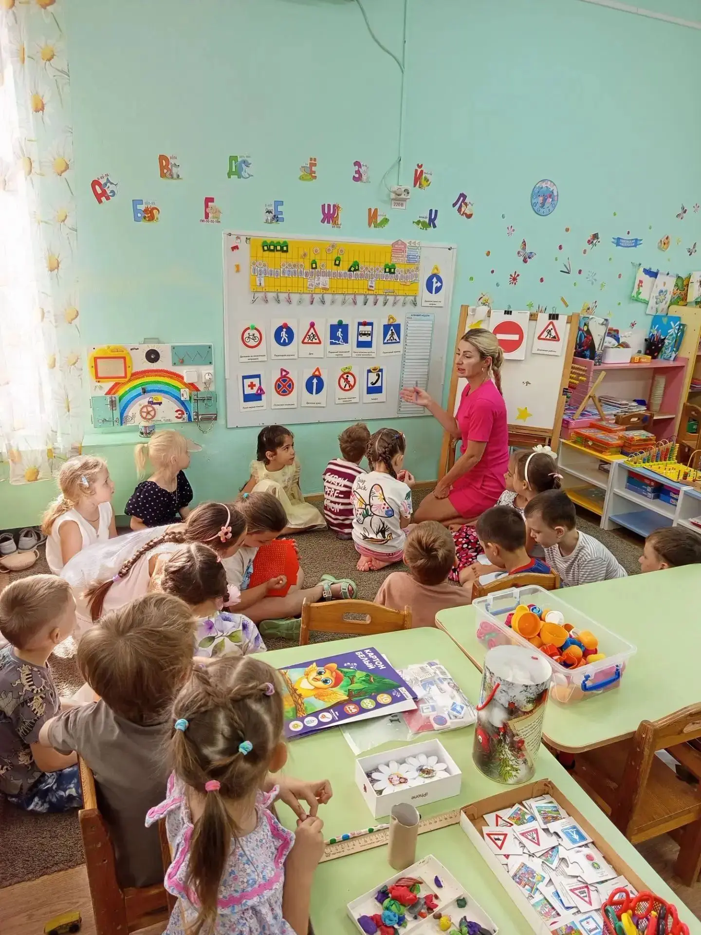 Каждый из нас является участником дорожного движения. Выходя из дома, мы все: пешеходы,...