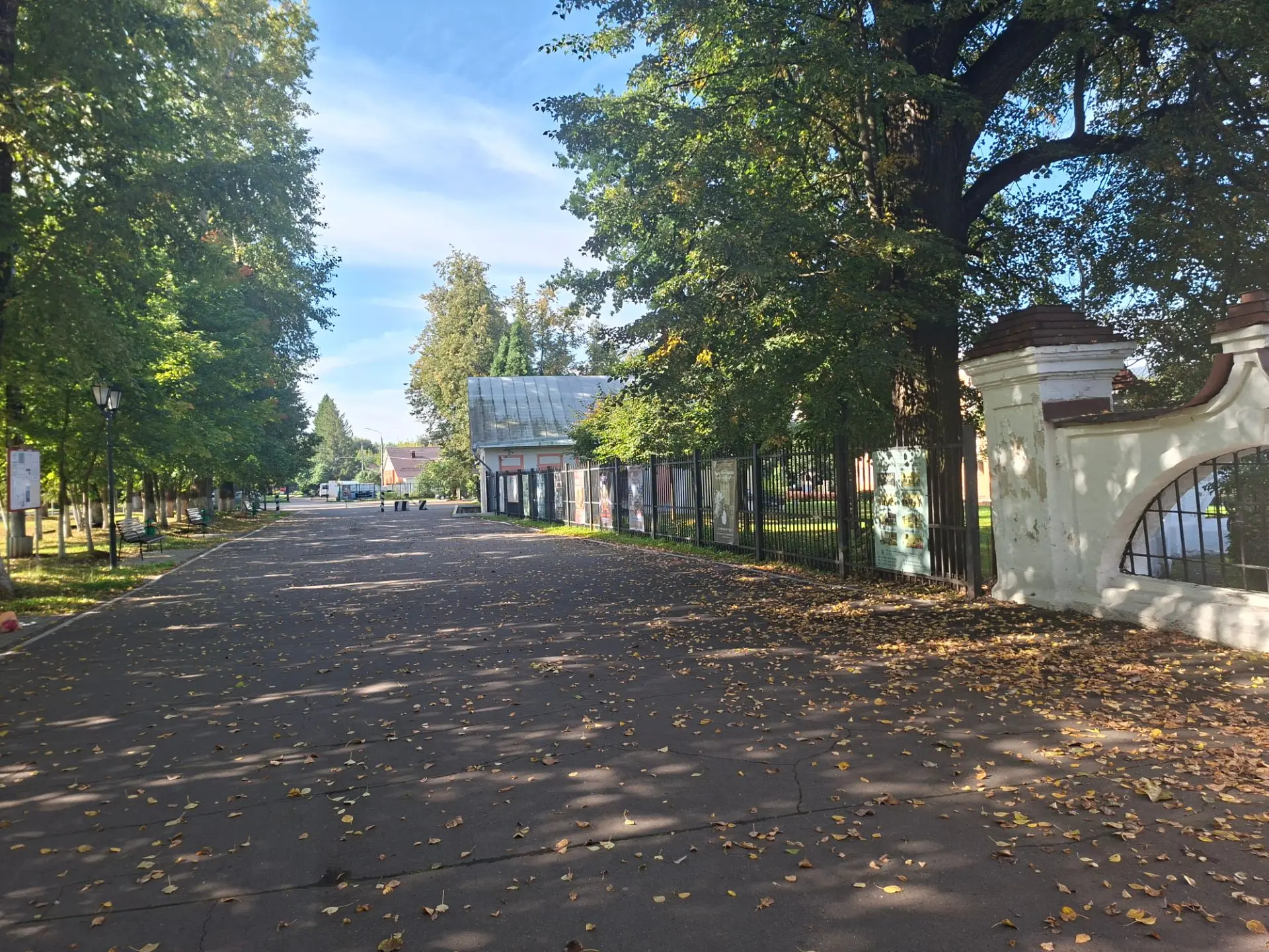 🍁🧹 В старинную усадьбу Вяземы торжественно вступает календарная осень — время золота,...