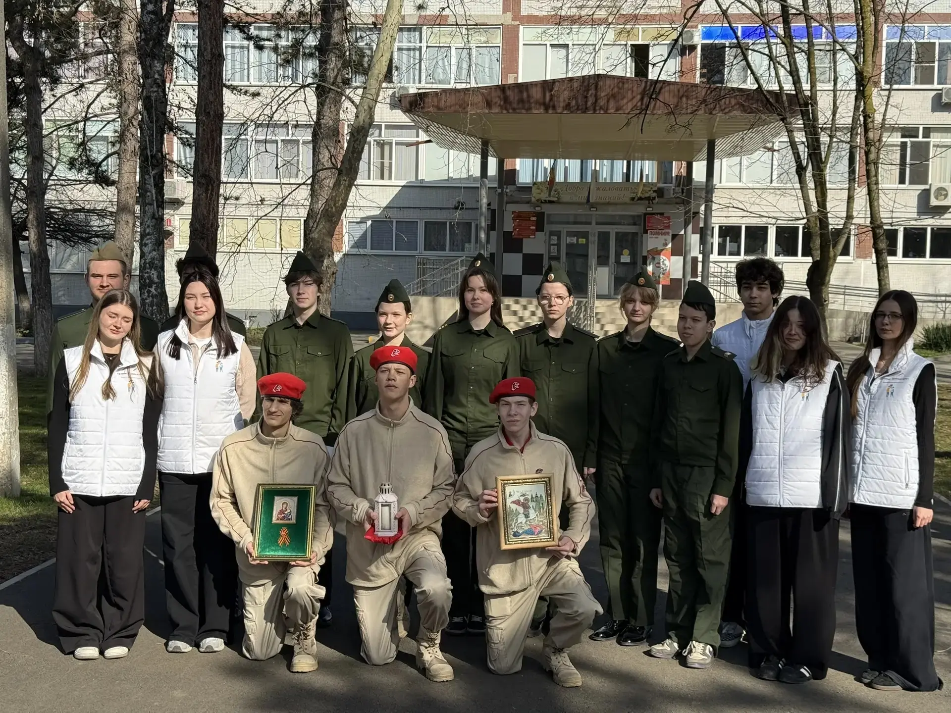 🔥 Эстафета памяти продолжается!  Юнармейцы МАОУ СОШ №20 и волонтёры организации "Новое поколение" то