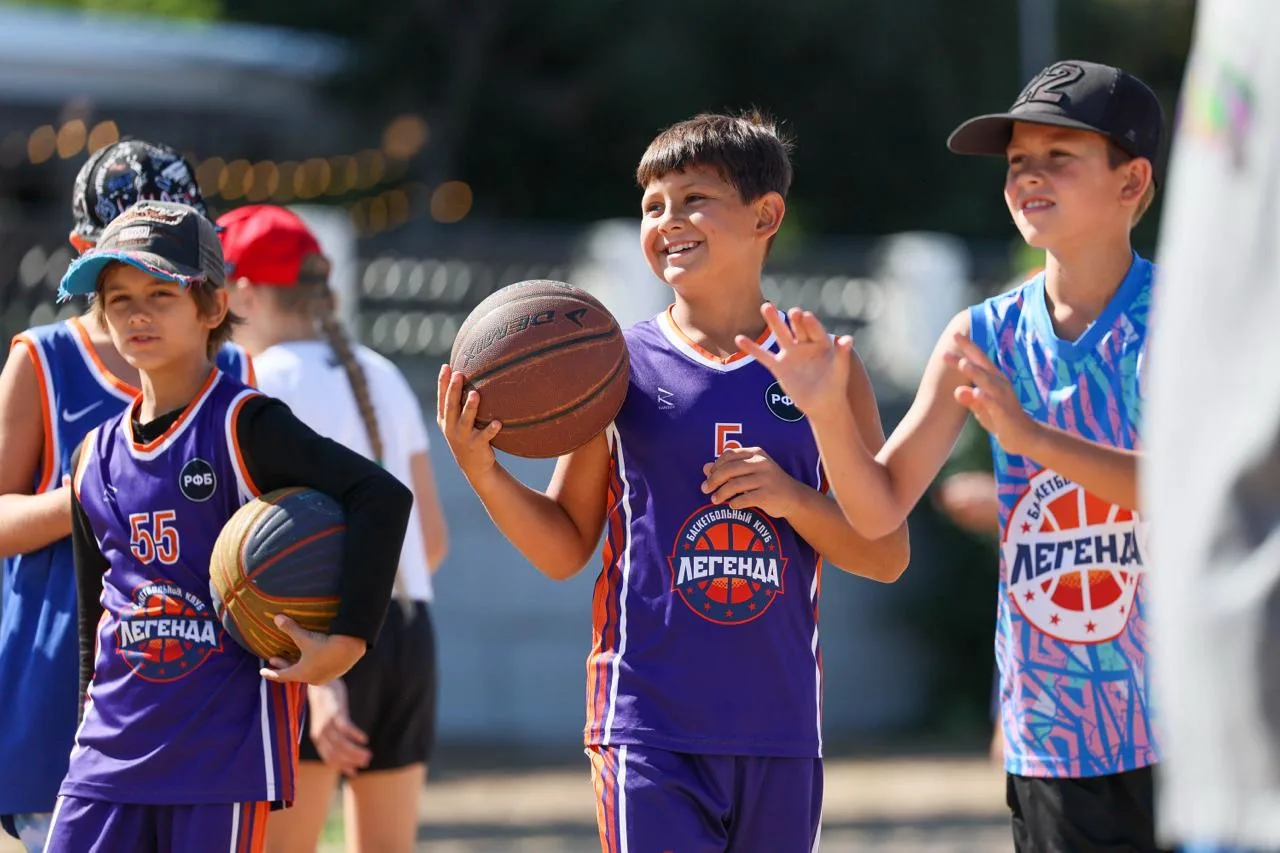 🏀Игроки «Самары» Евгений Минченко и Данила Походяев на пляже под Первомайским спуском ...
