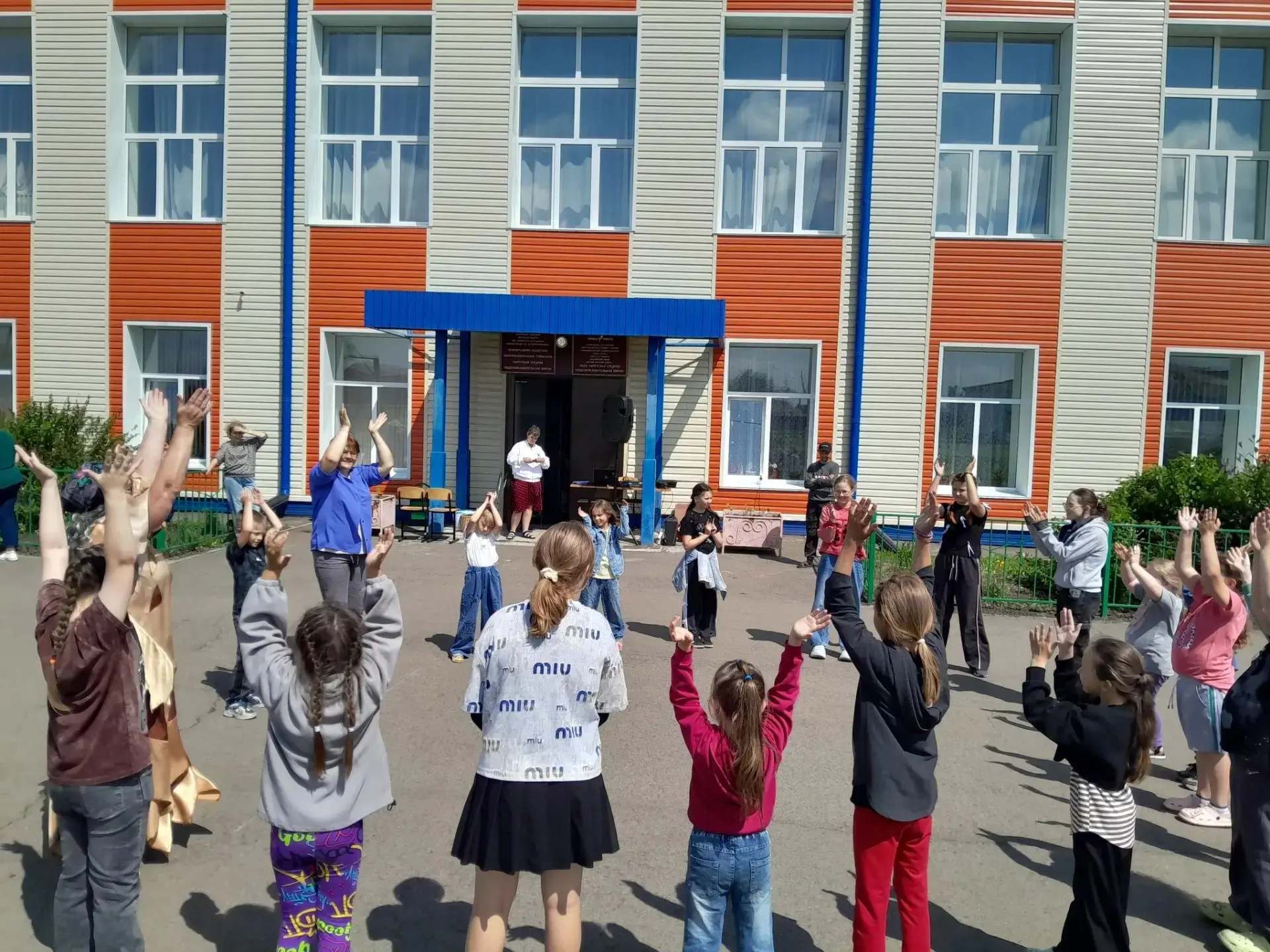 Познавательно-развлекательную  программу «Музыкальный хоровод дружбы», провели специалисты  Тыретско