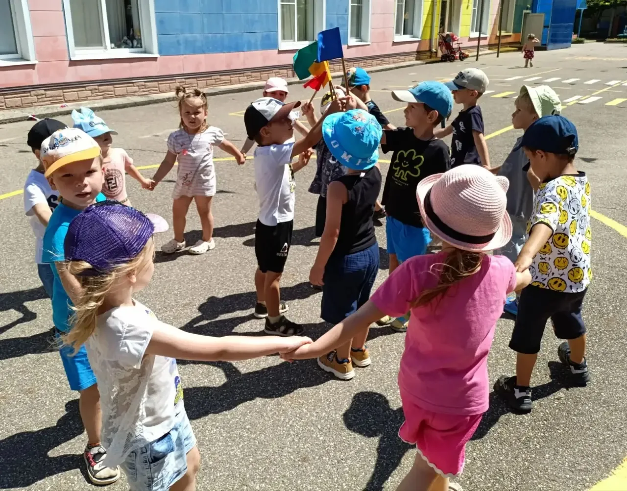 🇷🇺 Ребята младшей группы познакомились с одним из государственных символов России – ф...