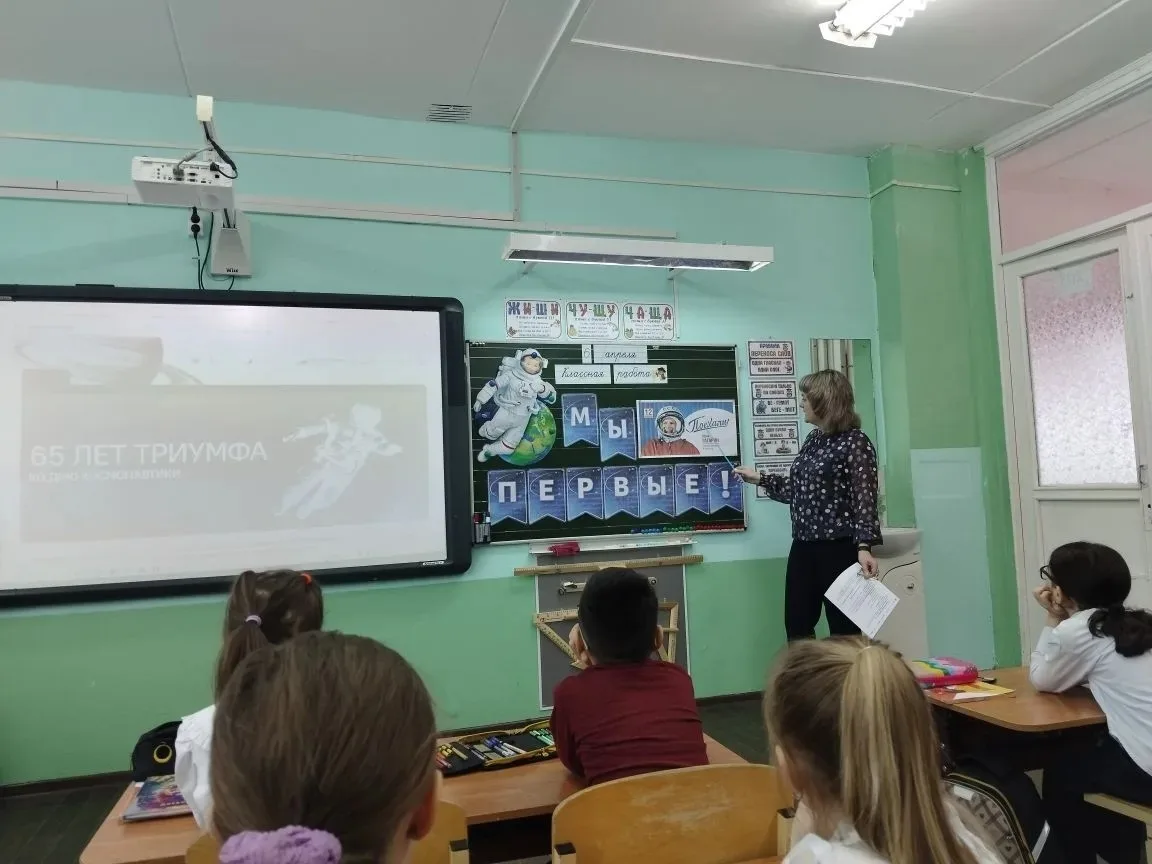 Утро понедельника в гимназии: традиции, важные темы и космос!✨  Сегодня после каникул учебная неделя