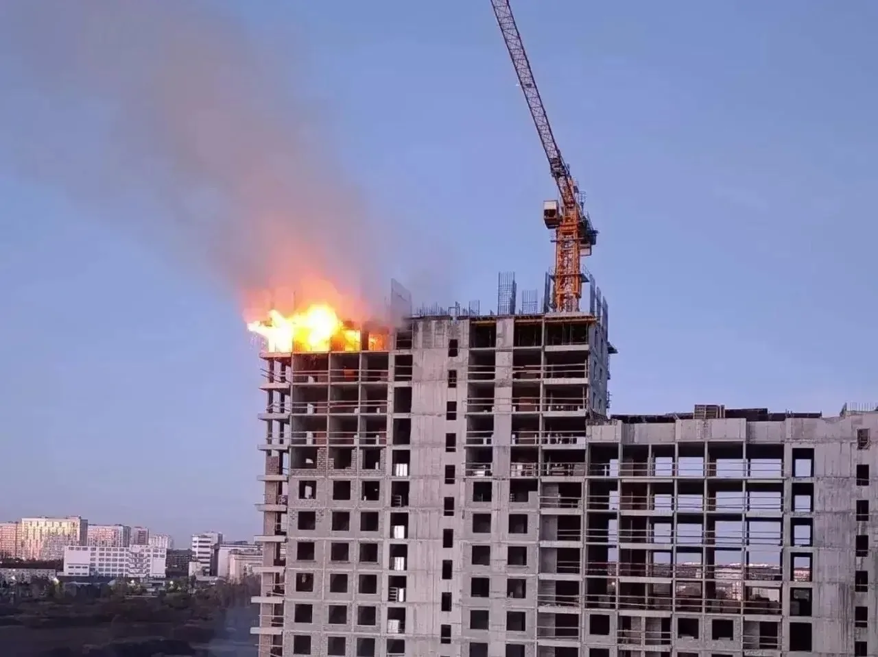 Пожар на стройке в Тюмени: огонь заметили на 17‑м этаже высотки