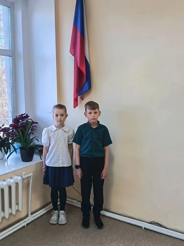 🇷🇺Сегодня право поднять флаг было предоставлено учащимся 2 класса Шнырёву Николаю и А...