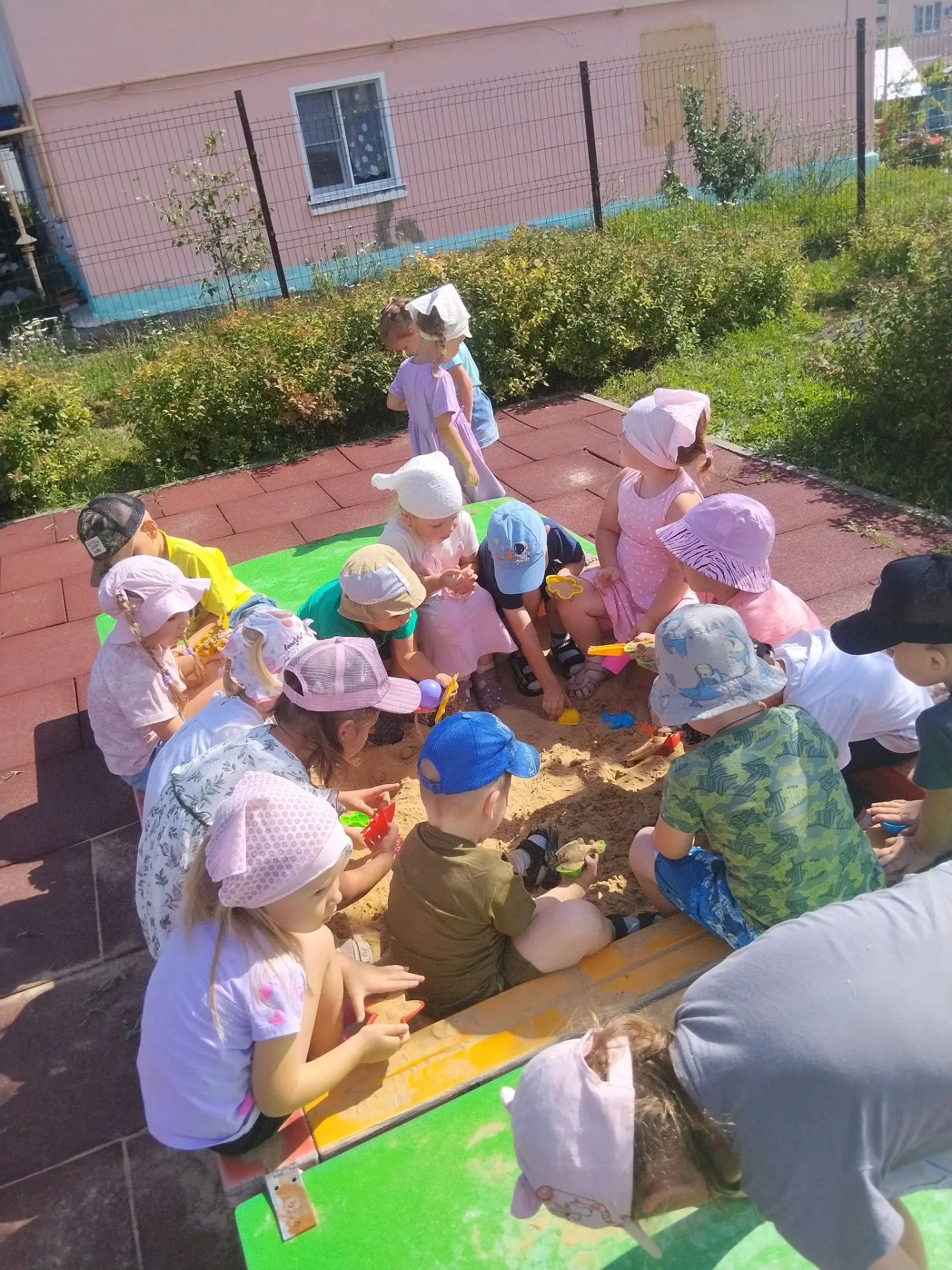 Дети второй младшей группы " Почемучки" корпуса "Родничок" всегда с интересом играют в ...