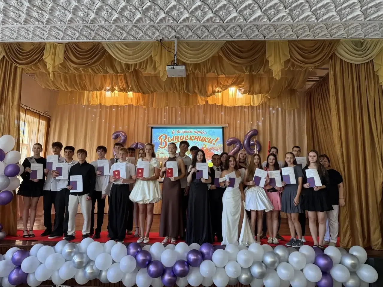В нашей школе прошел выпускной вечер в 9-х и 11 классов 🎉

Праздник окончания школы и начала новой 