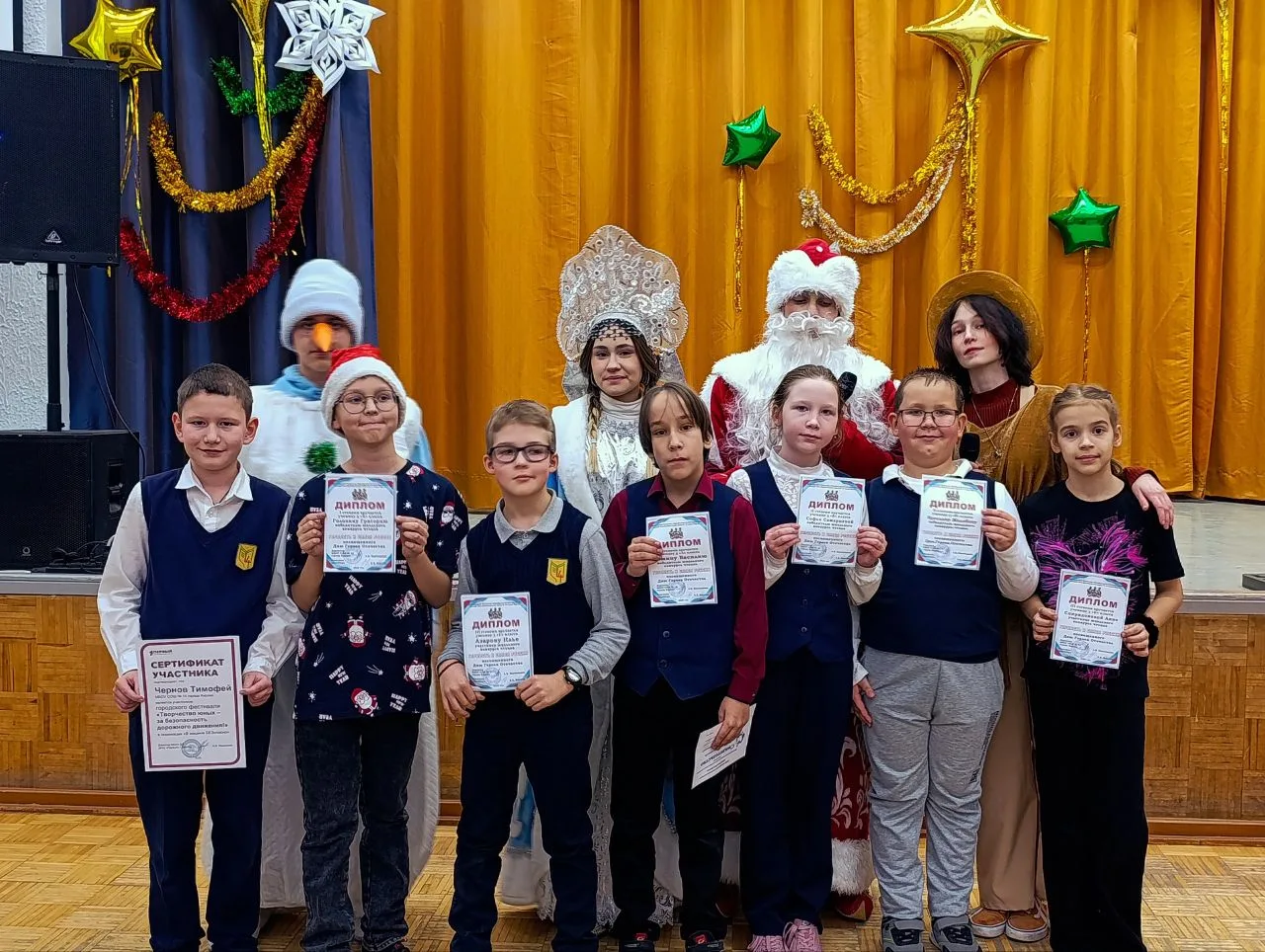 🎄 Сегодня, 24 декабря, в нашей любимой школе состоялась праздничная торжественная новогодняя линейка