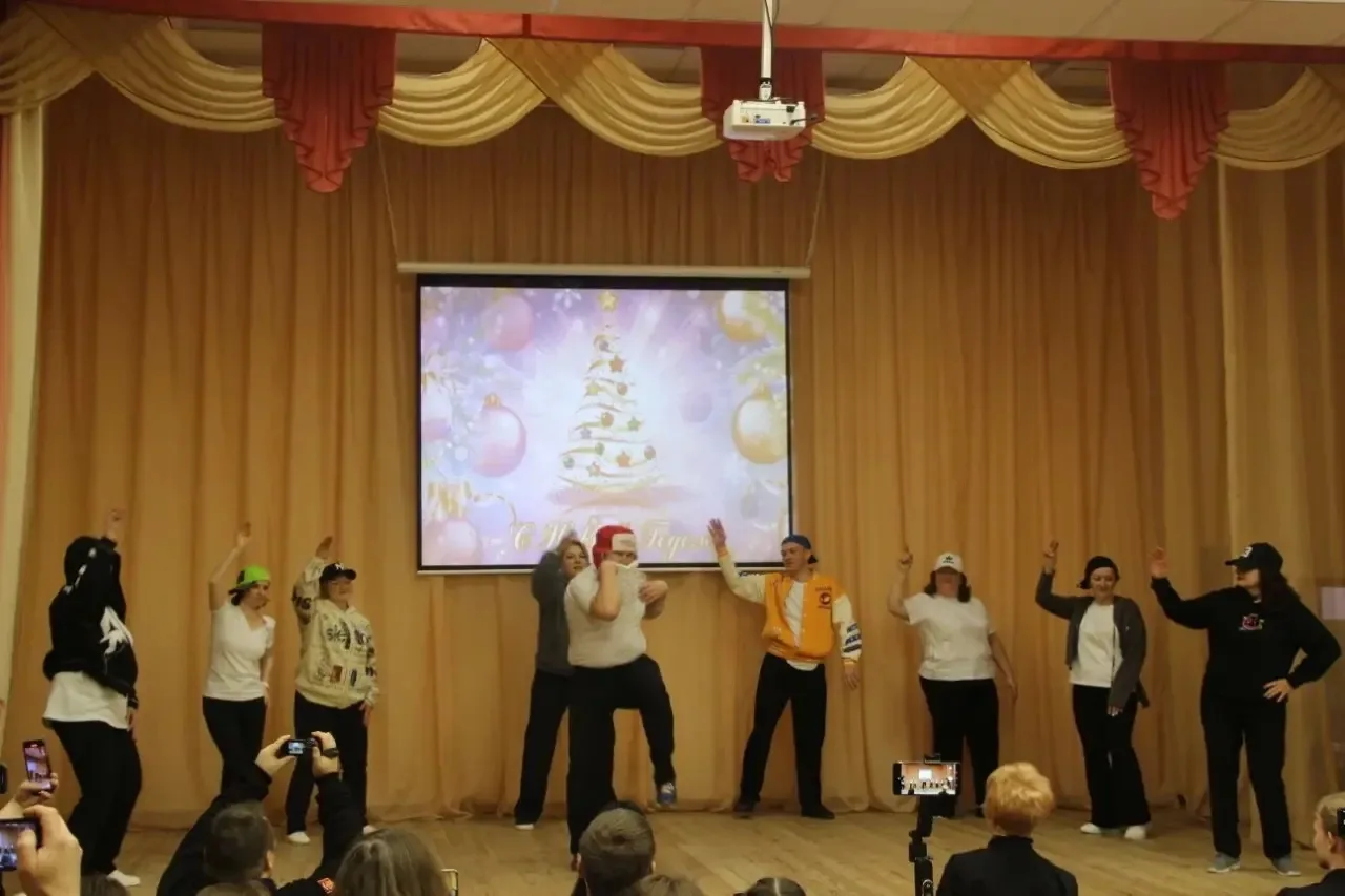 27.12.2025 Для учеников 10-11 классов прошел долгожданный и всеми любимый традиционный КВН «Новогодн