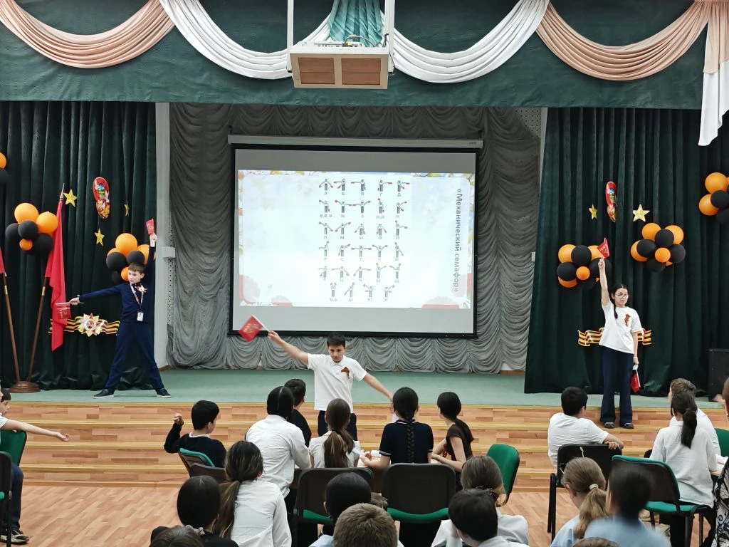 🎖️ Квиз «Победа 81»: Армейская битва умов  В преддверии Дня Победы в нашей школе прогремела настояща
