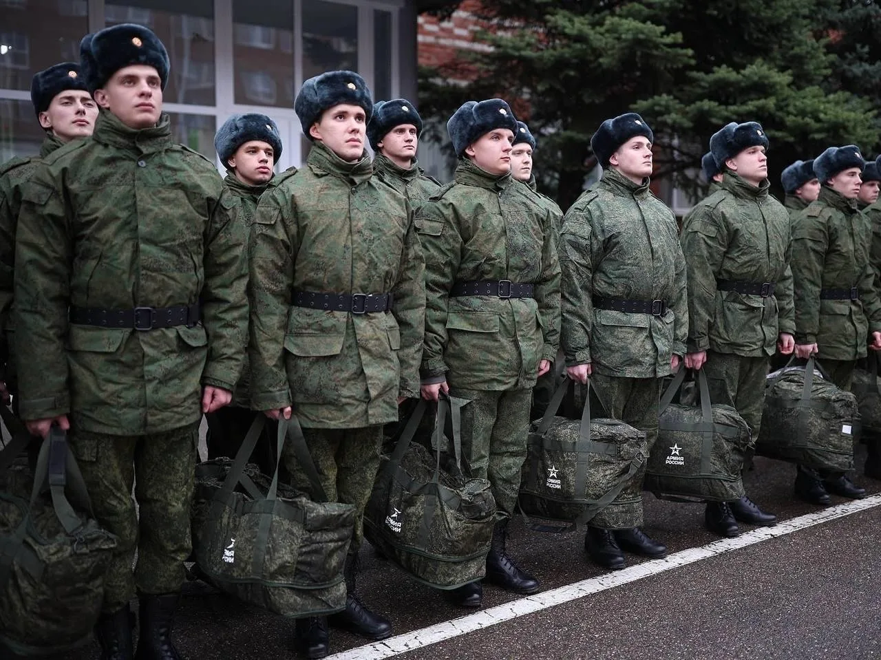 Около 120 тысяч российских призывников направят осенью на срочную службу, заявили в Ген...