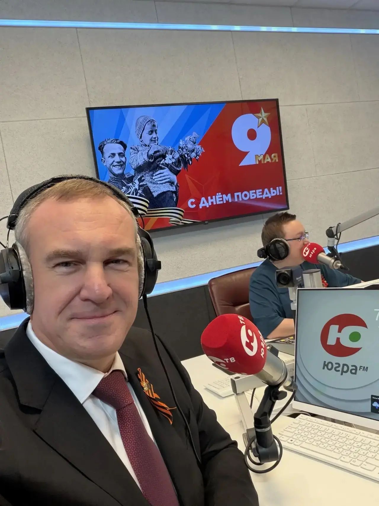 В День радио пришел поздравить работников радио и их слушателей в студию главного окружного радио «Ю
