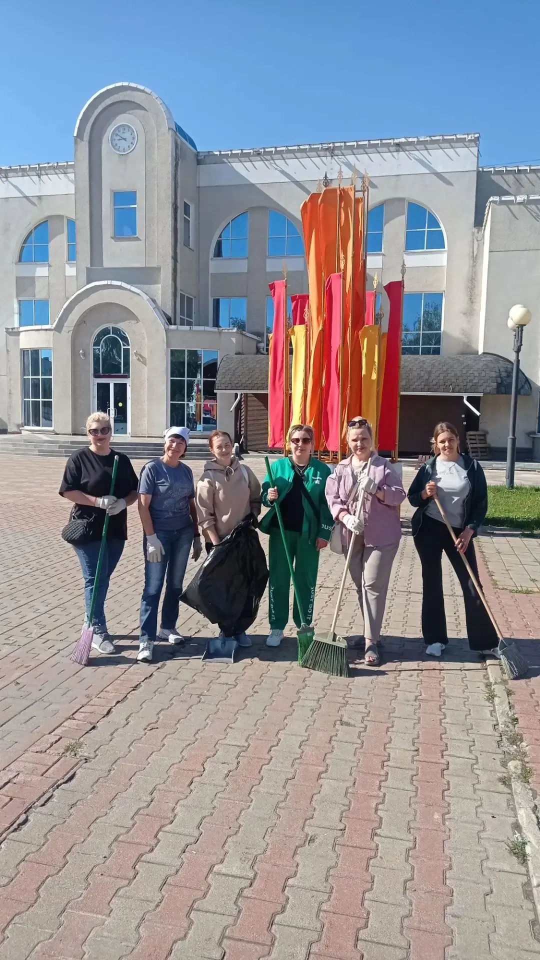 🧹Сотрудники нашего Центра  вновь вышли на субботник, чтобы сделать наш город ещё красивее.

Вооружи