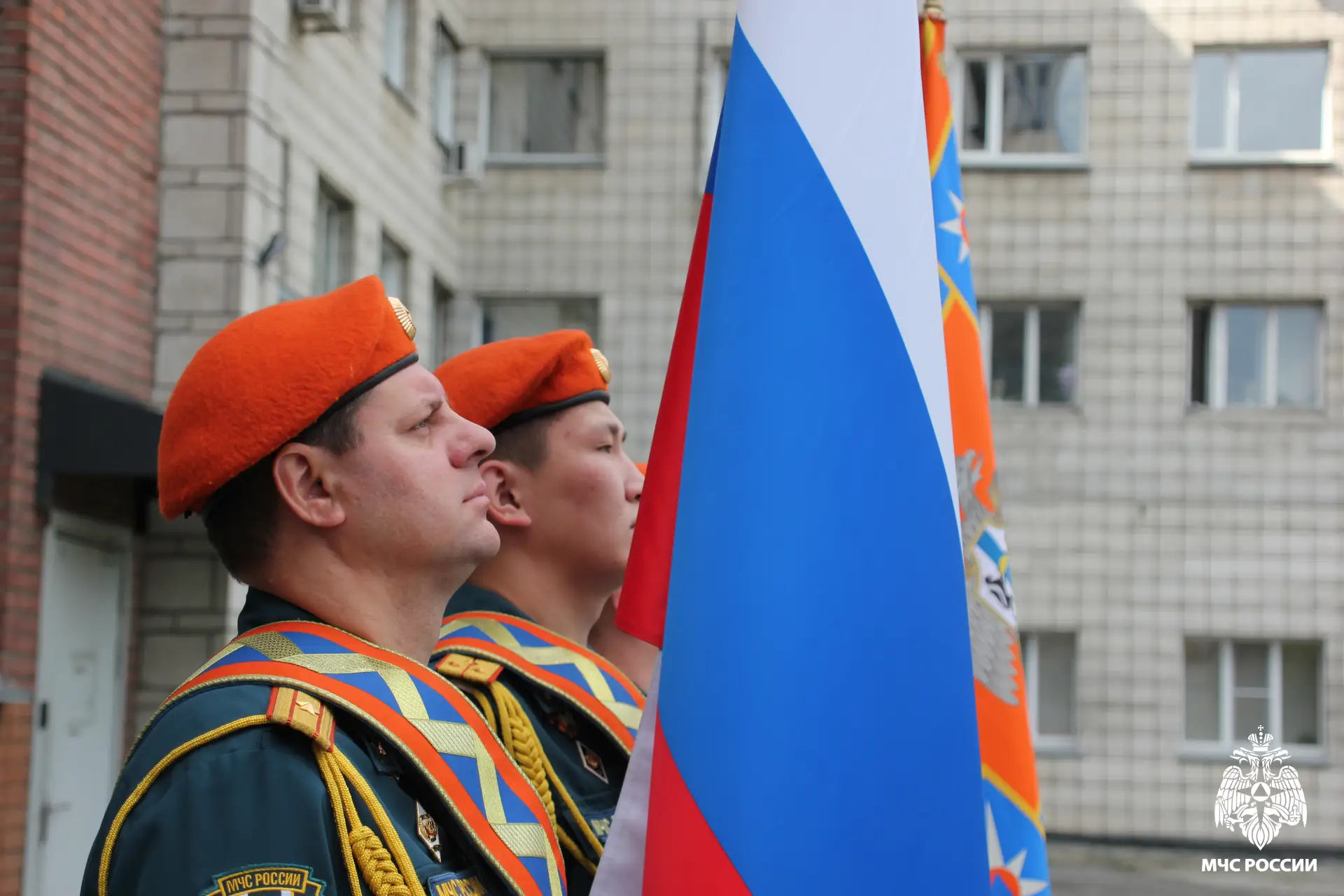 🇷🇺Отличившихся сотрудников МЧС России наградили в честь государственного праздника