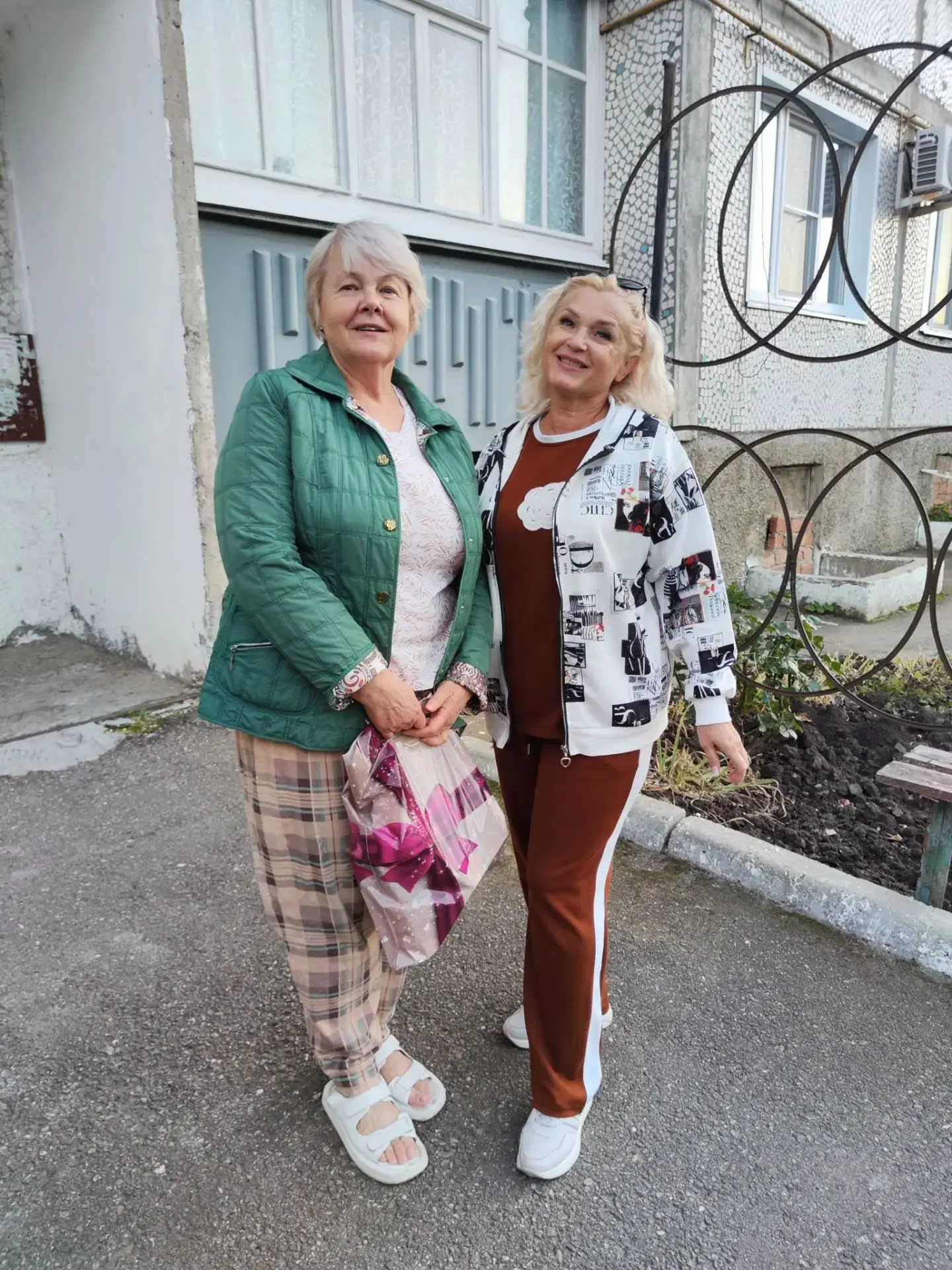 Учащиеся 5в со своим классным руководителем Чечуковой Н.В поздравили ветерана педагогич...