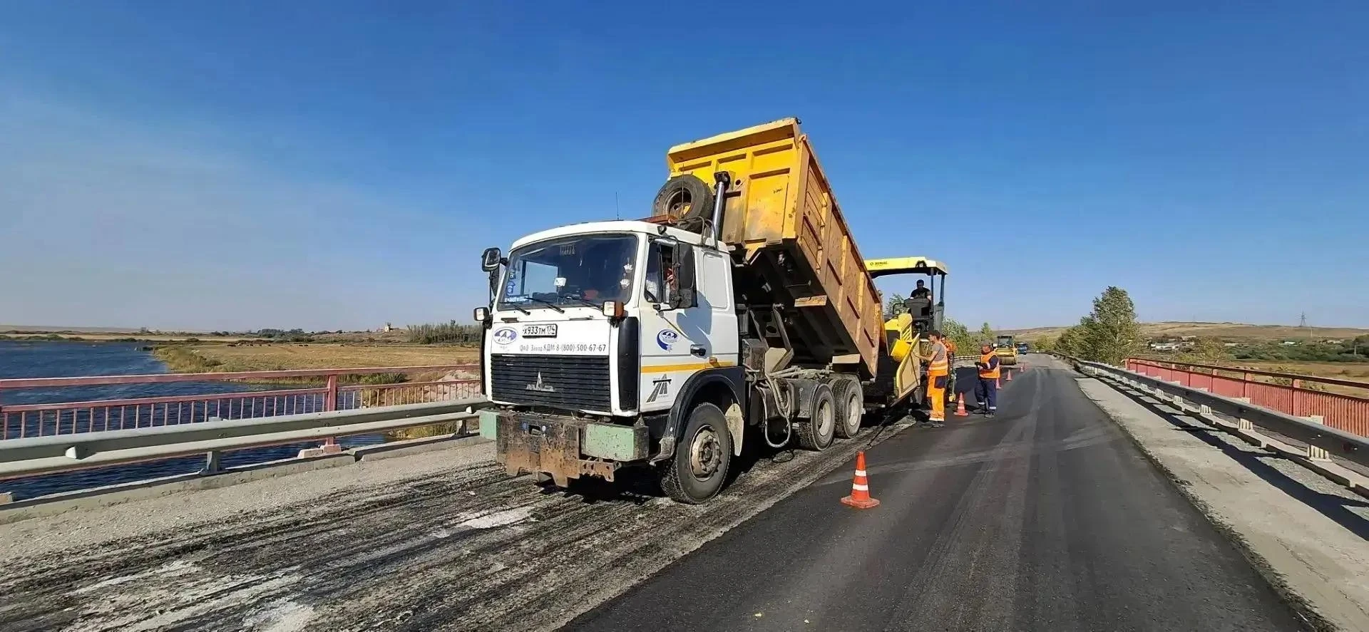 Мост через Гумбейку в Новобурановке получил новый асфальт. Работы завершены, покрытие п...