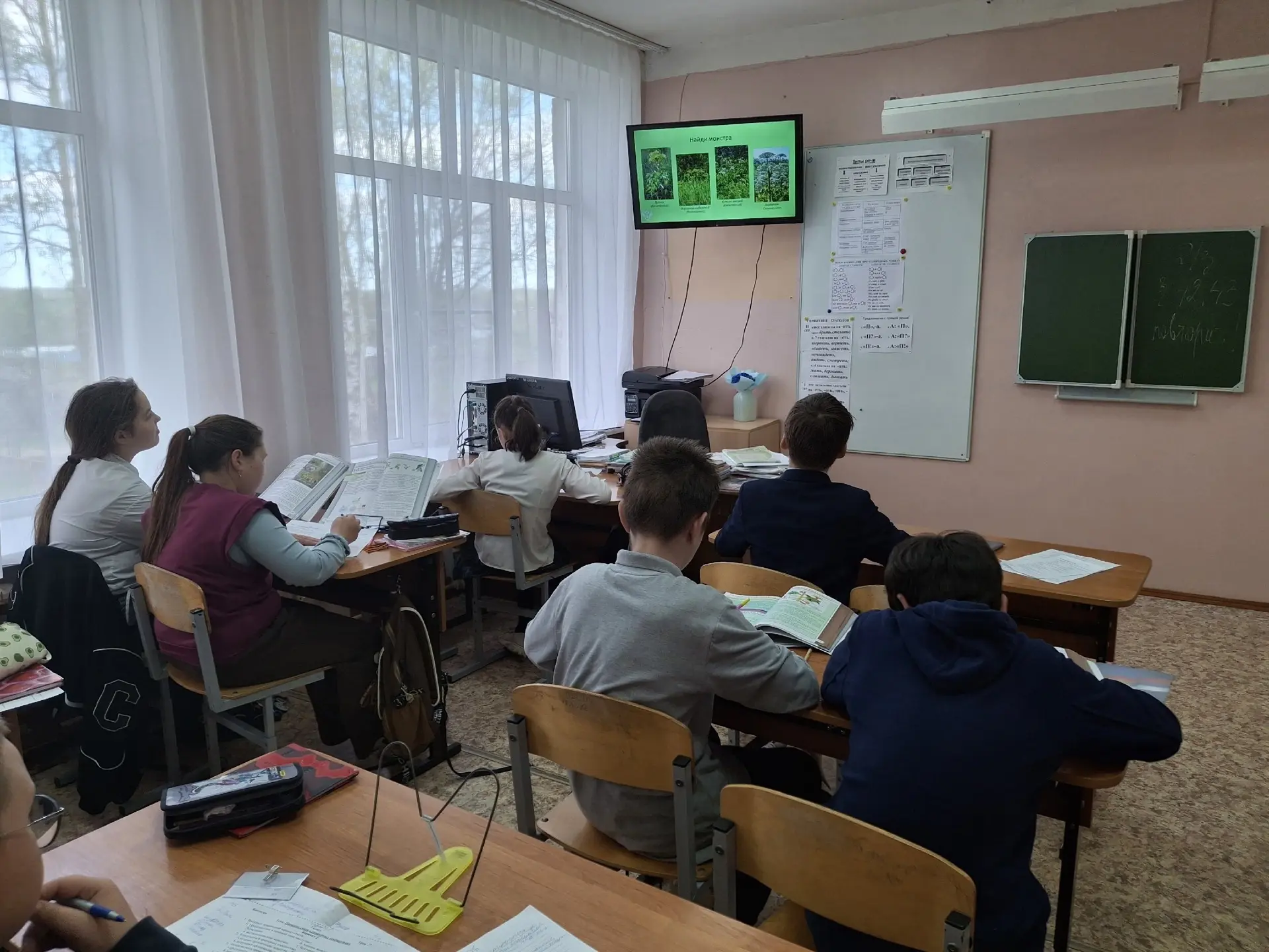 В школе с 19 по 20 мая с 1 по 9 классы прошли классные часы по теме "Осторожно, опасные...