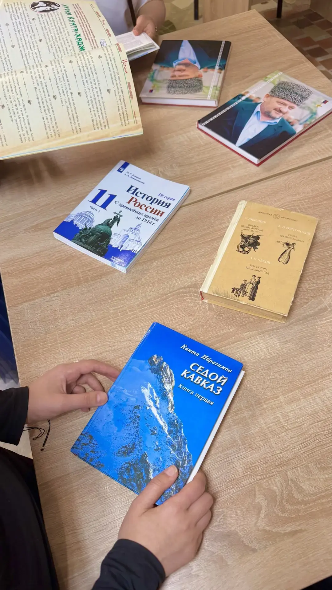 7 мая в ГБПОУ «КГК им. Ш. Калиева» провели книжную выставку «Глазами тех, кто был в бою», посвященна