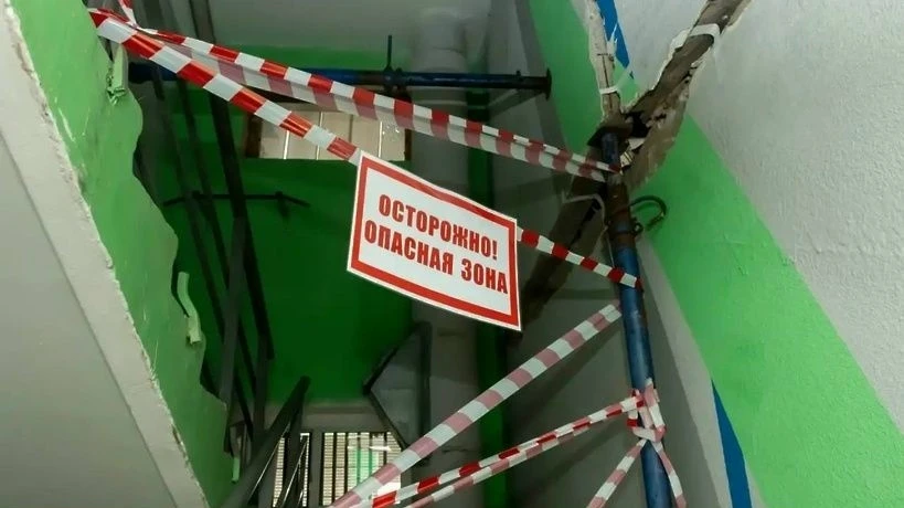 Восстанавливать подъезд дома в Дедовске уже начали!