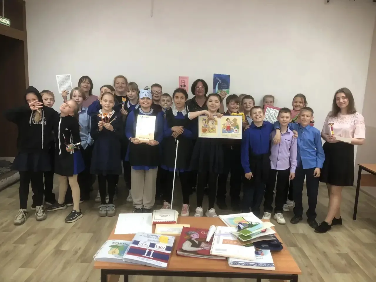 Четвероклассники из 4 "В" класса, под руководством своего классного руководителя Игошки...