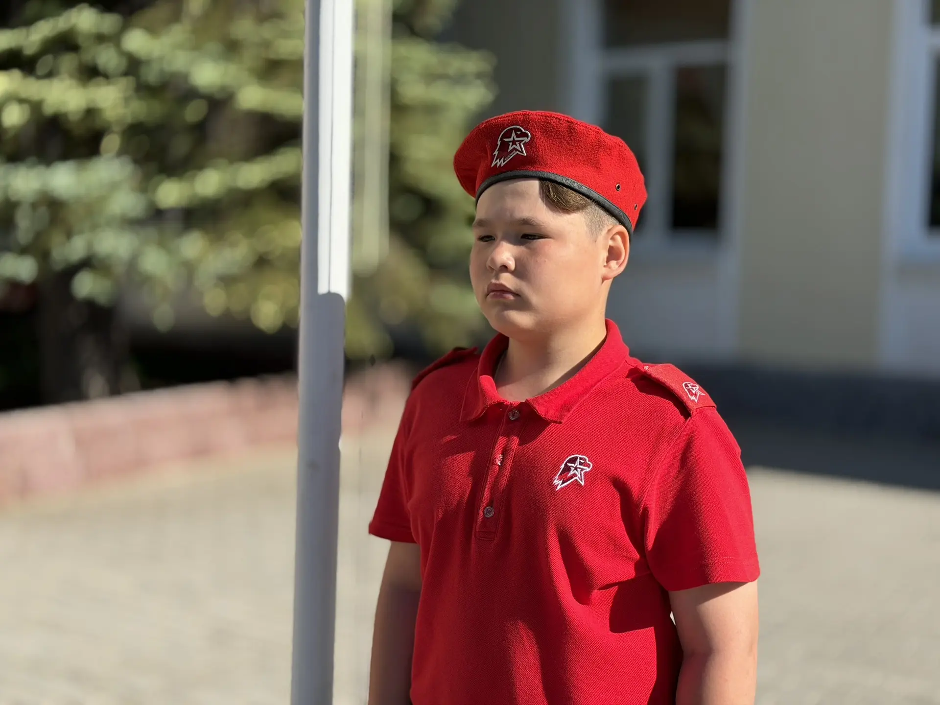 🇷🇺 Новая учебная неделя в Центре образования №35 традиционно началась с торжественной линейки: подня