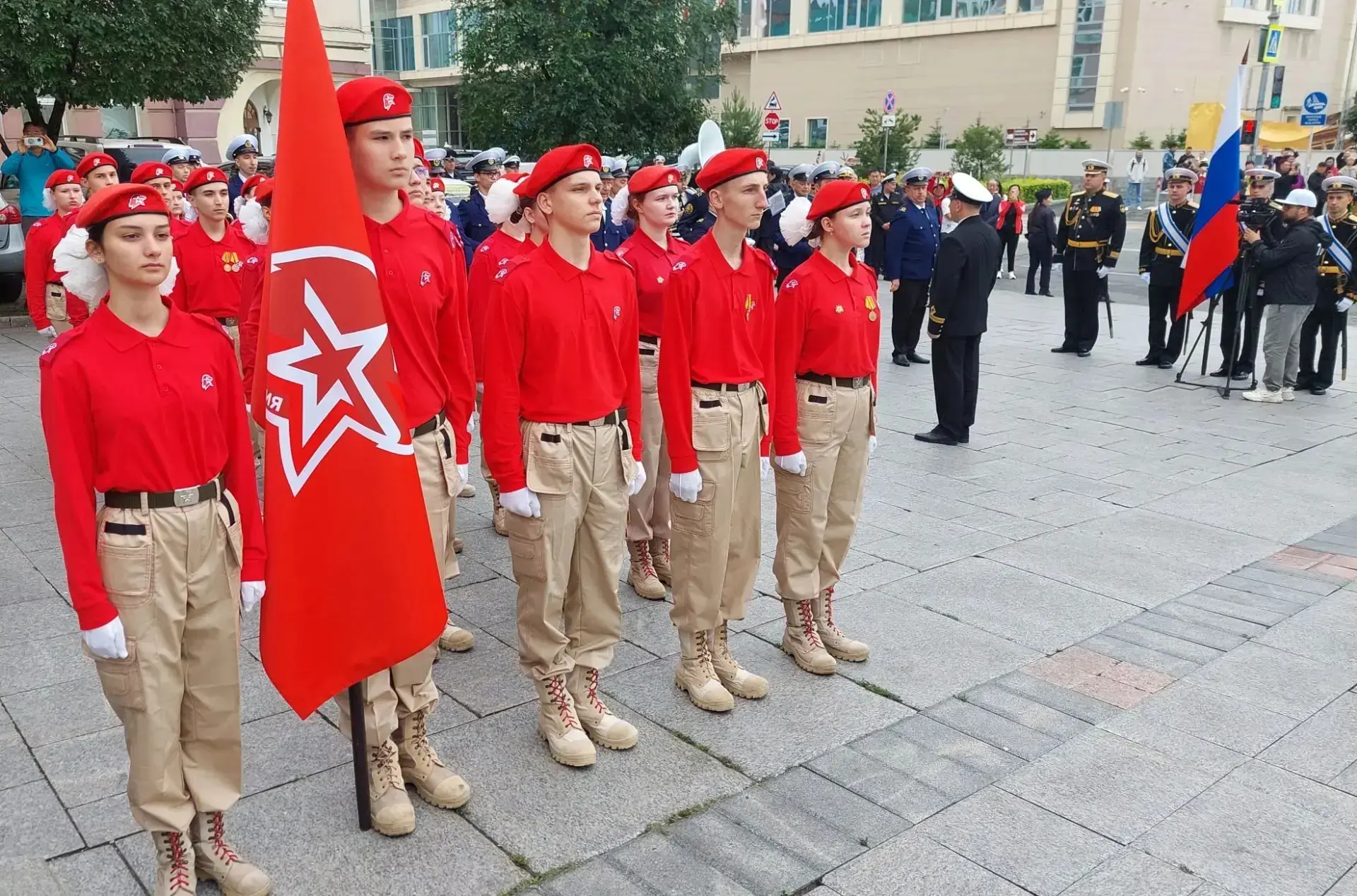 Юнармейцы Владивостока и нашей школы приняли  участие в митинге, посвященному Дню памяти и скорби, в