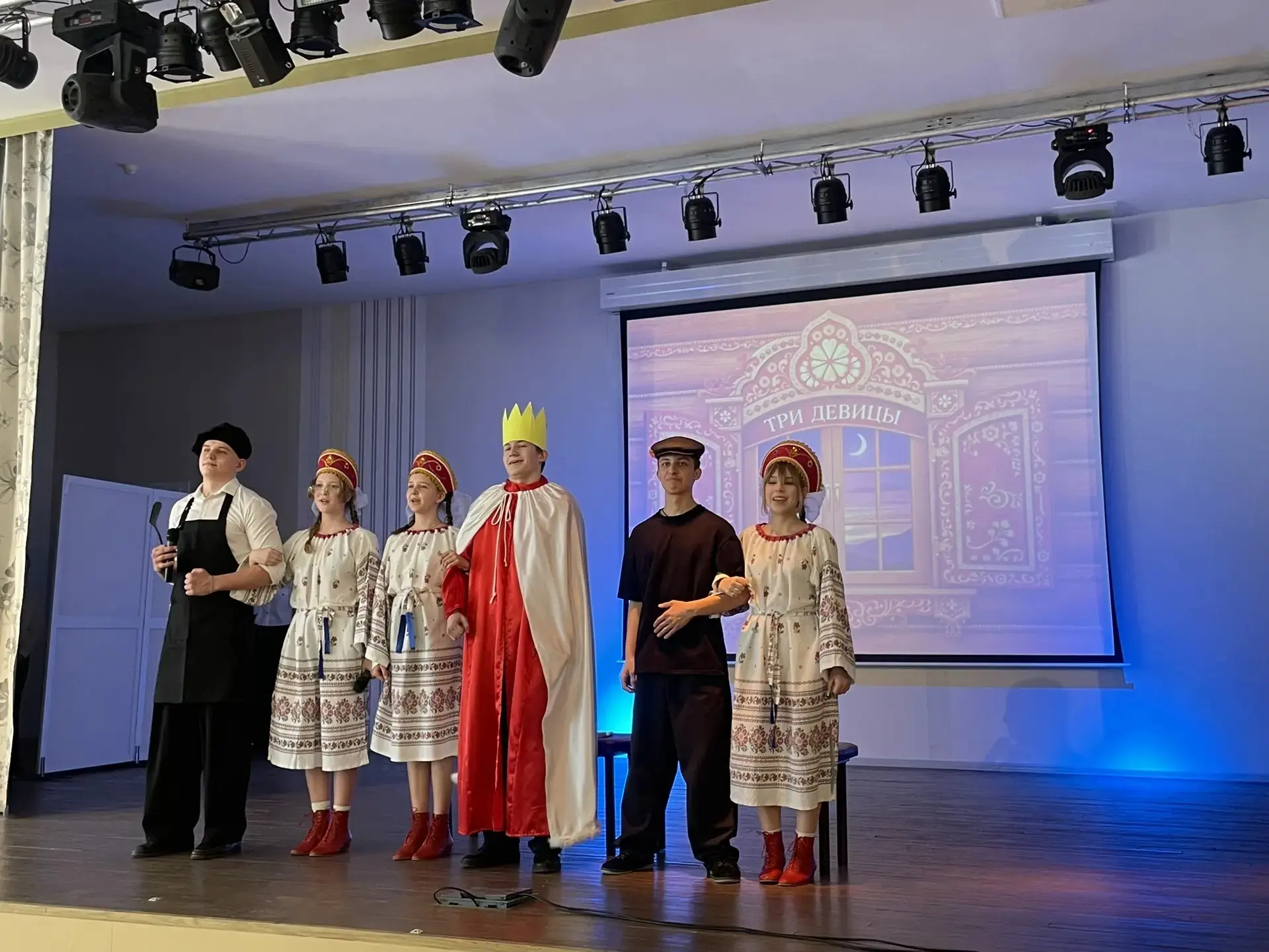 Сегодня в нашей школе состоялся праздничный концерт, посвящённый Международному женскому дню. Танцев