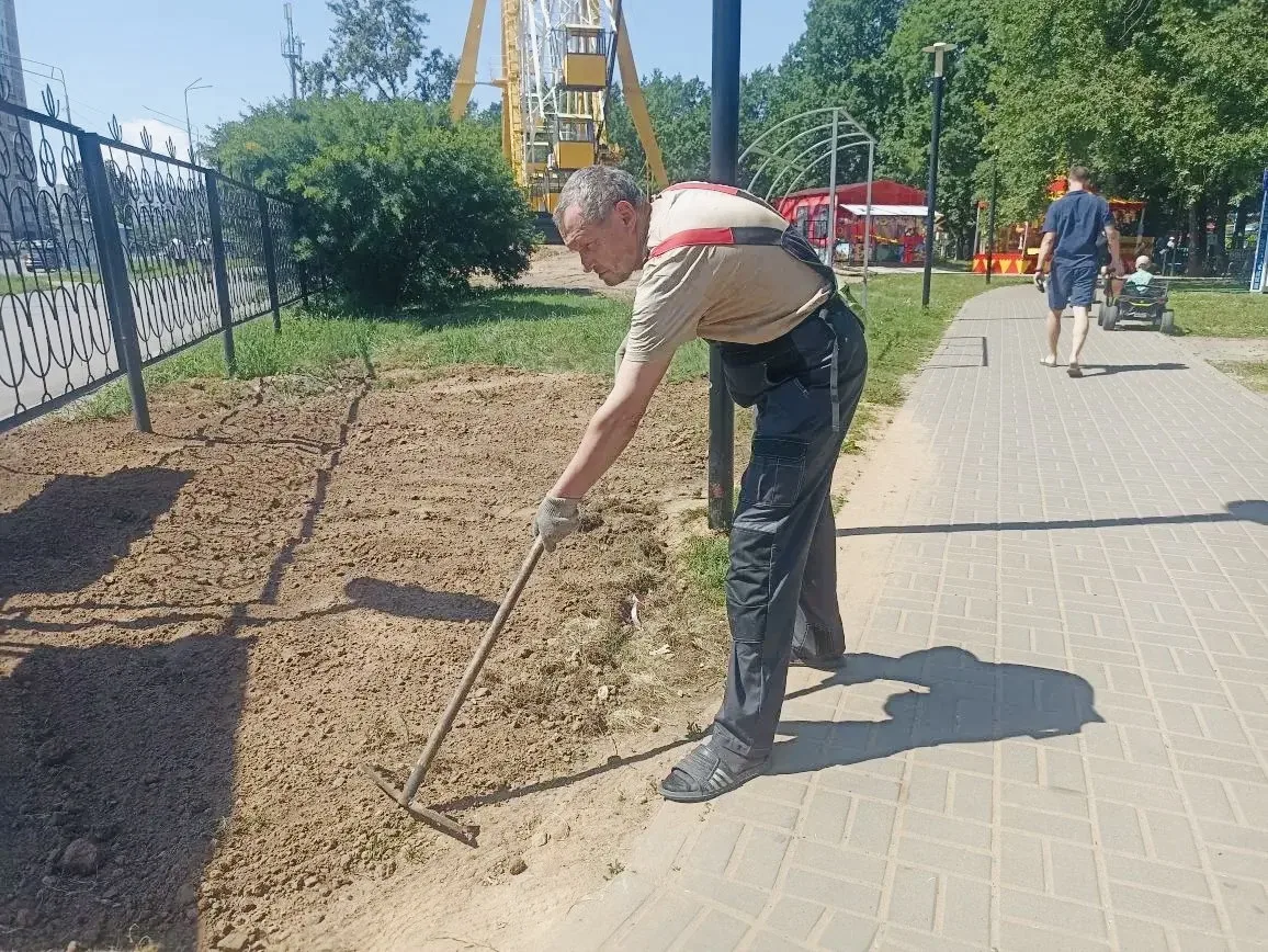 🌿 Вторник в парке — значит, работа в самом разгаре!

Наша команда сегодня трудится по всей территор