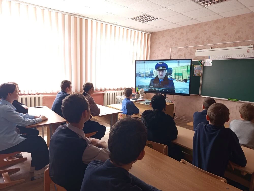 Социальный педагог Щербакова С. М. провела для старшеклассников просветительское меропр...