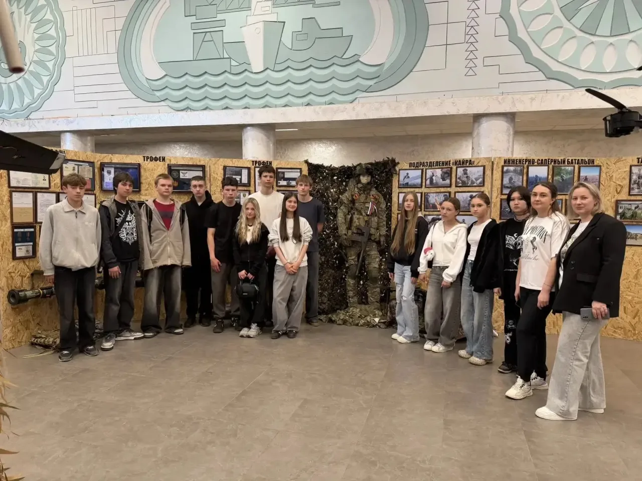Защищаем СВОих!

Старшеклассники городских школ сегодня организованно посетили передвижную выставку 
