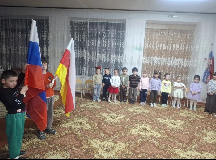 Каждый понедельник вынос(поднятие) флага.