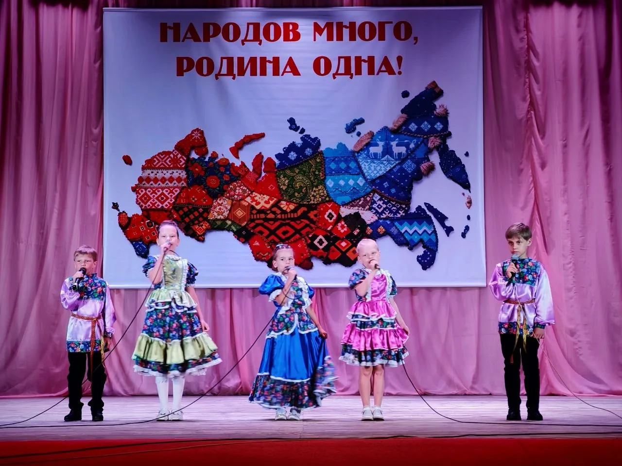После творческого мастер‑класса «Сердце России», праздник продолжился ярким концертом, посвящённым Д